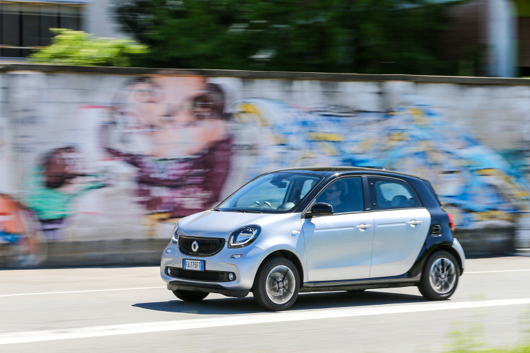 Smart ForFour color bianco e nero vista laterale 