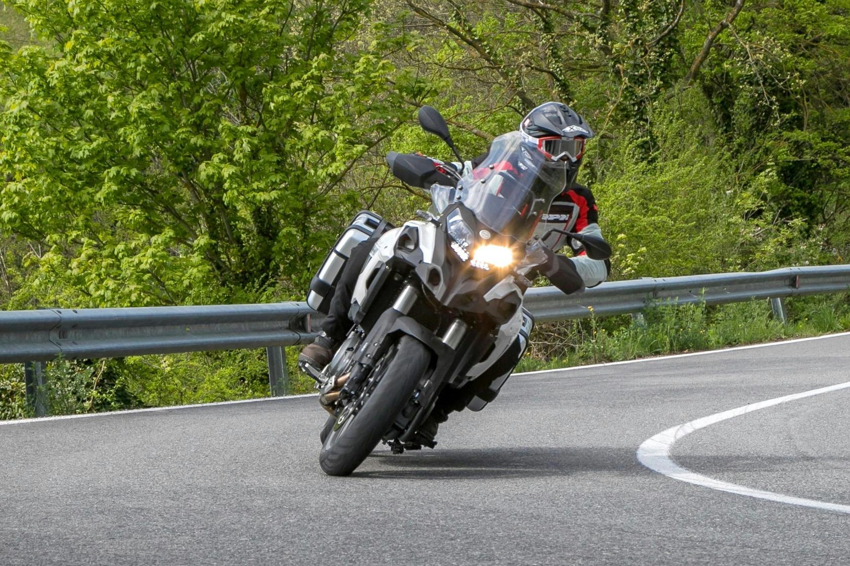 Benelli TRK 502 in curva