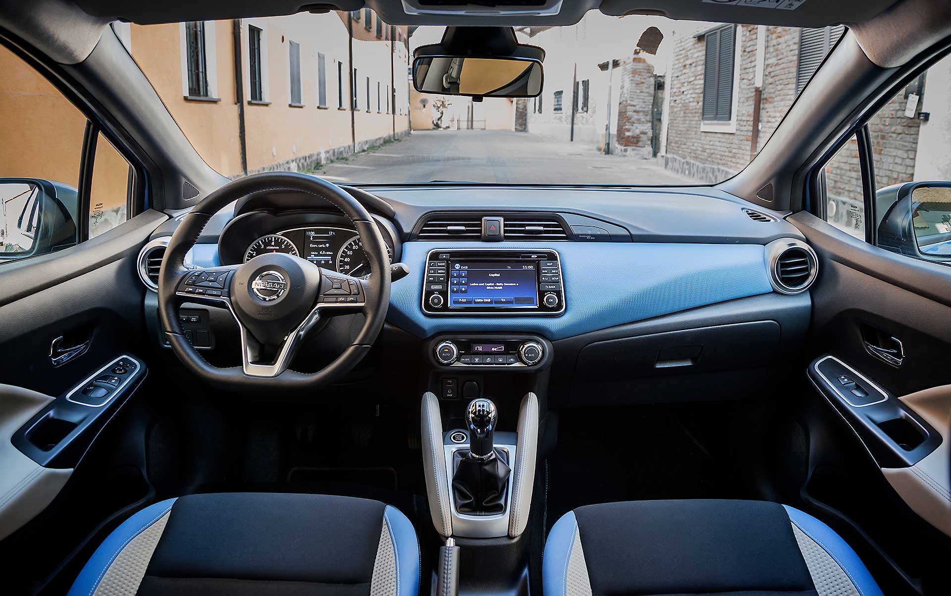 Volante e cruscotto con accessori della Nissan Micra N-Connecta IG-T