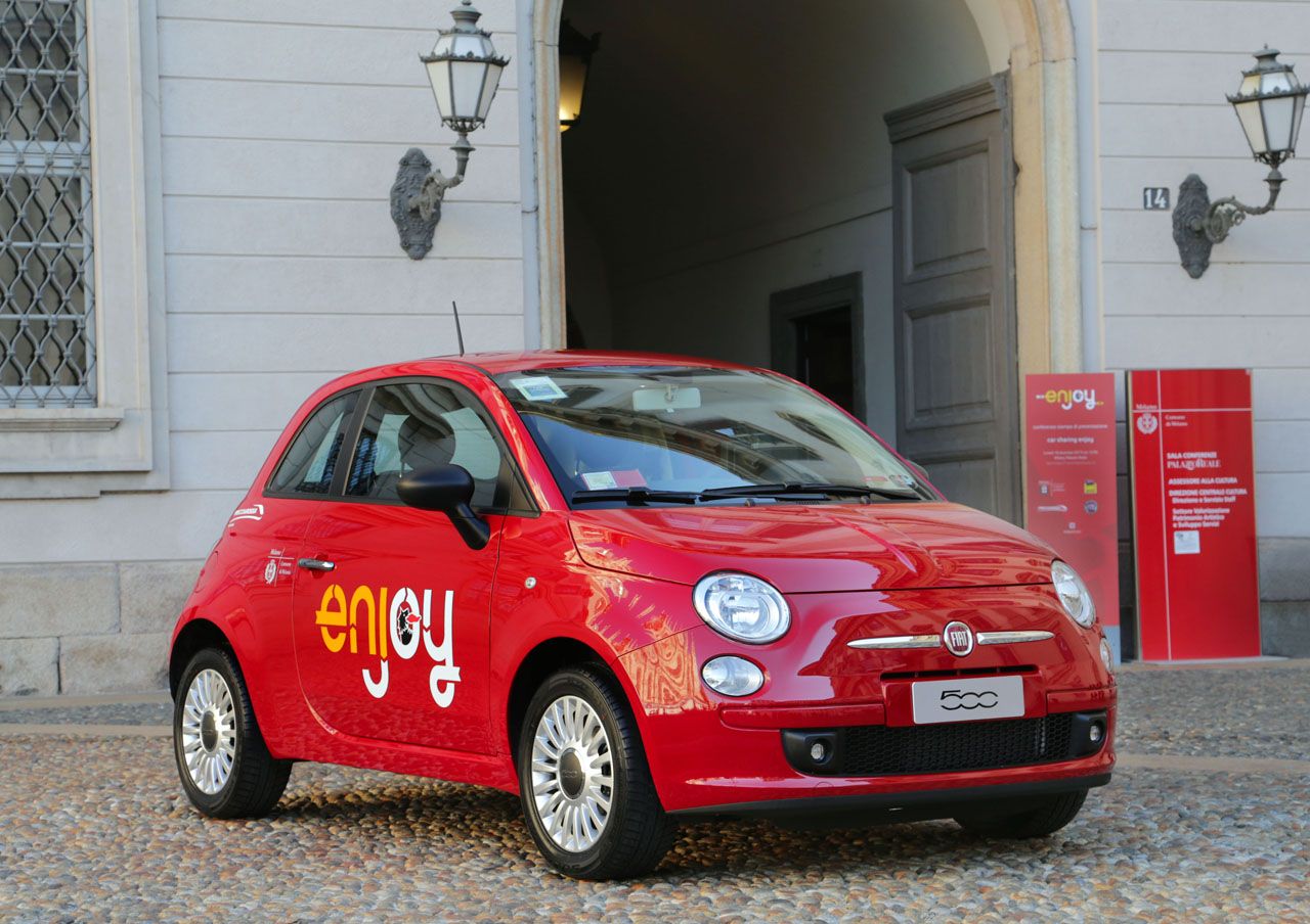 Fiat 500 color rosso vista a tre quarti legata al servizio Enjoy
