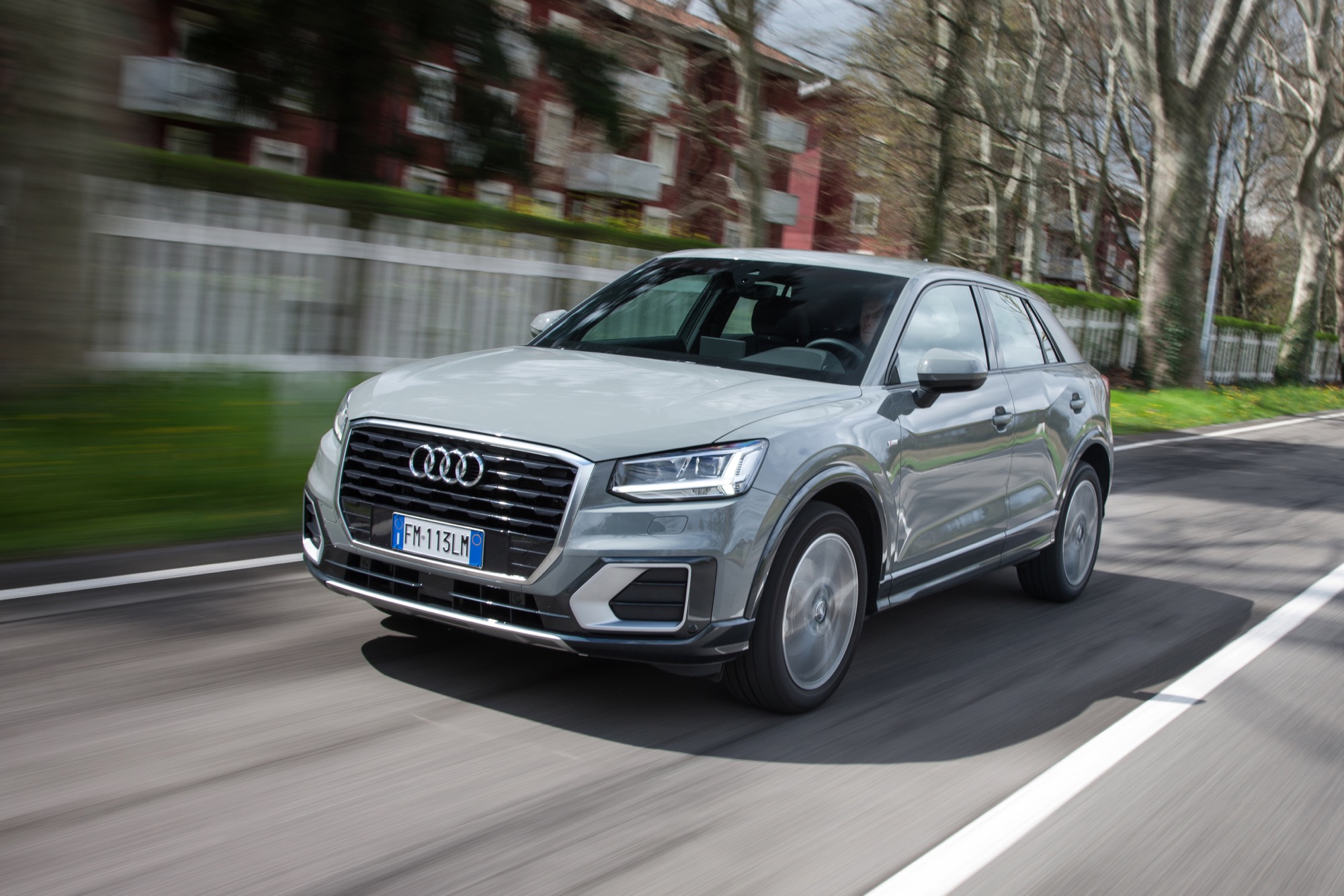Audi Q2 1.6 TDI s tronic Sport auto grigio vista frontale tre quarti su strada
