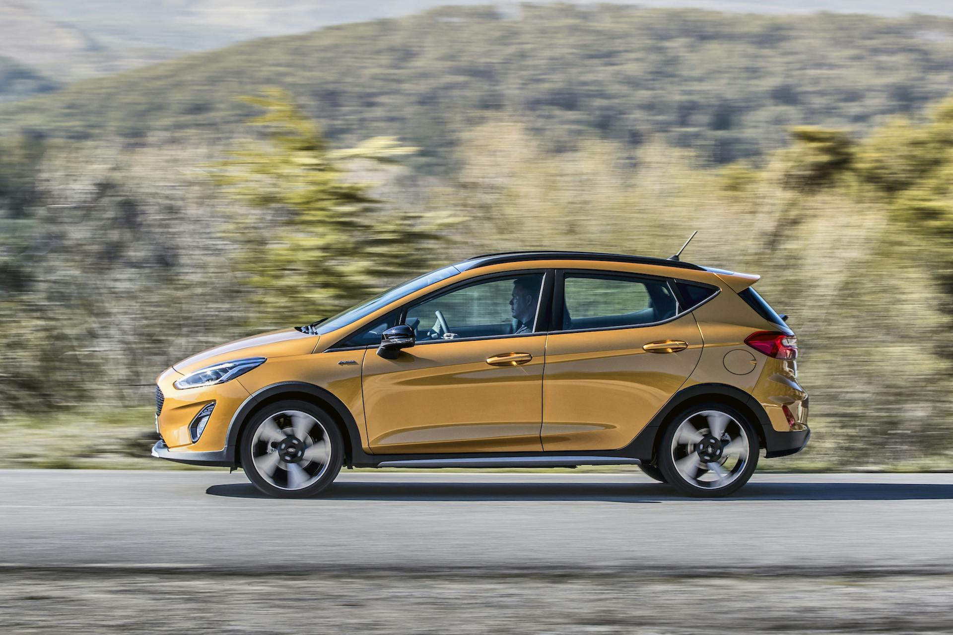 Ford Fiesta Active vista lateralmente durante la guida