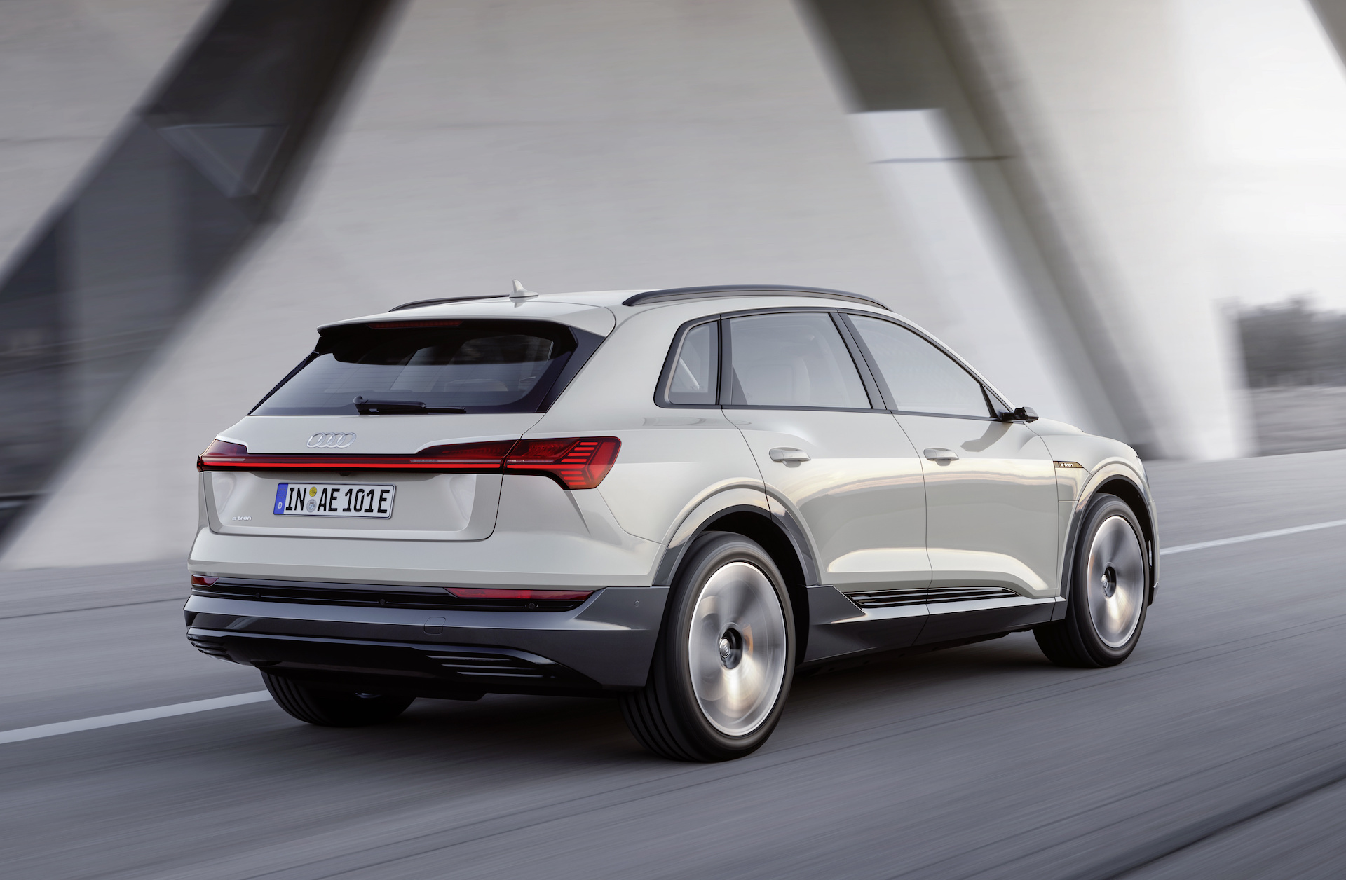 Audi e-tron bianca movimento