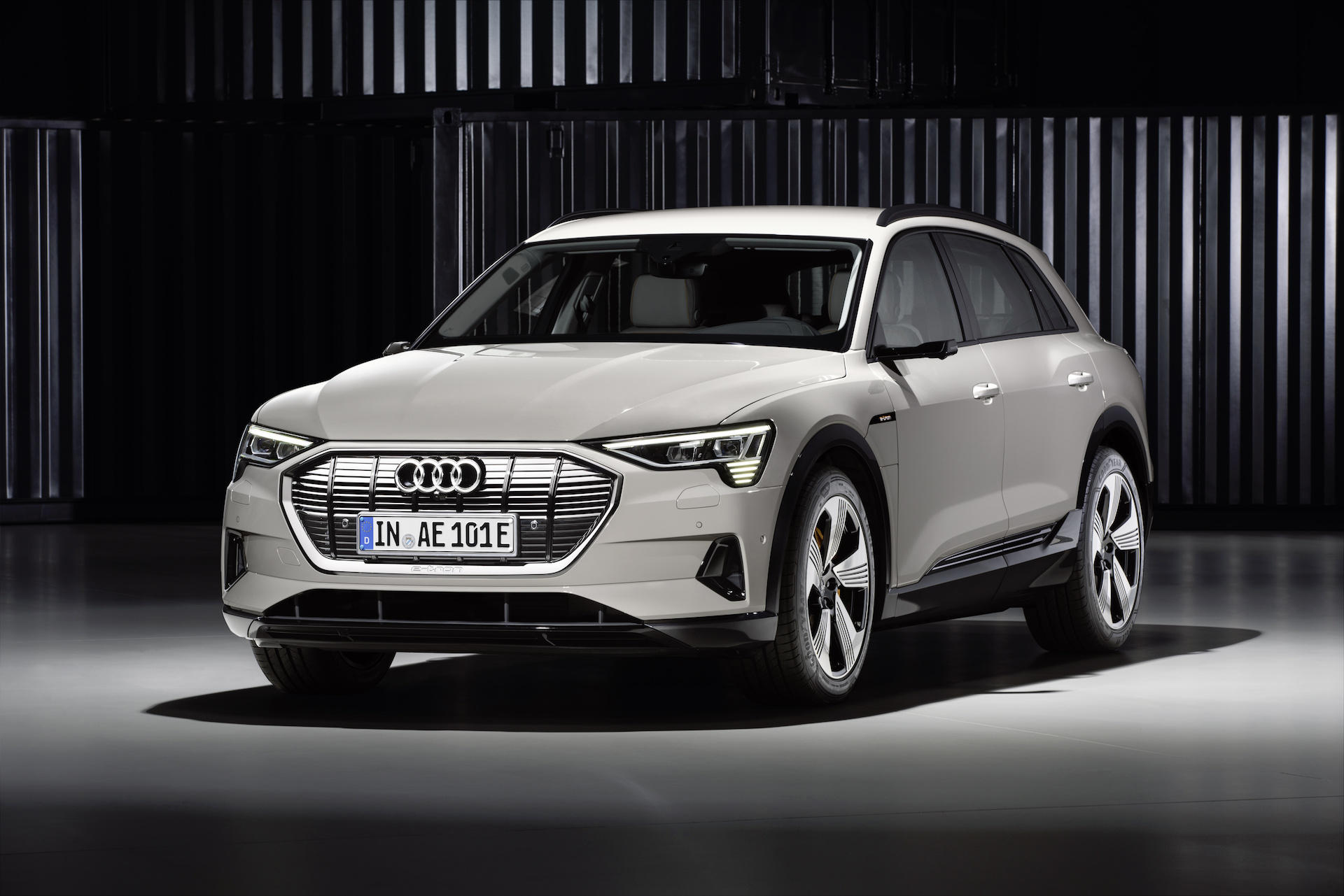 Audi e-tron bianca 3/4 anteriore
