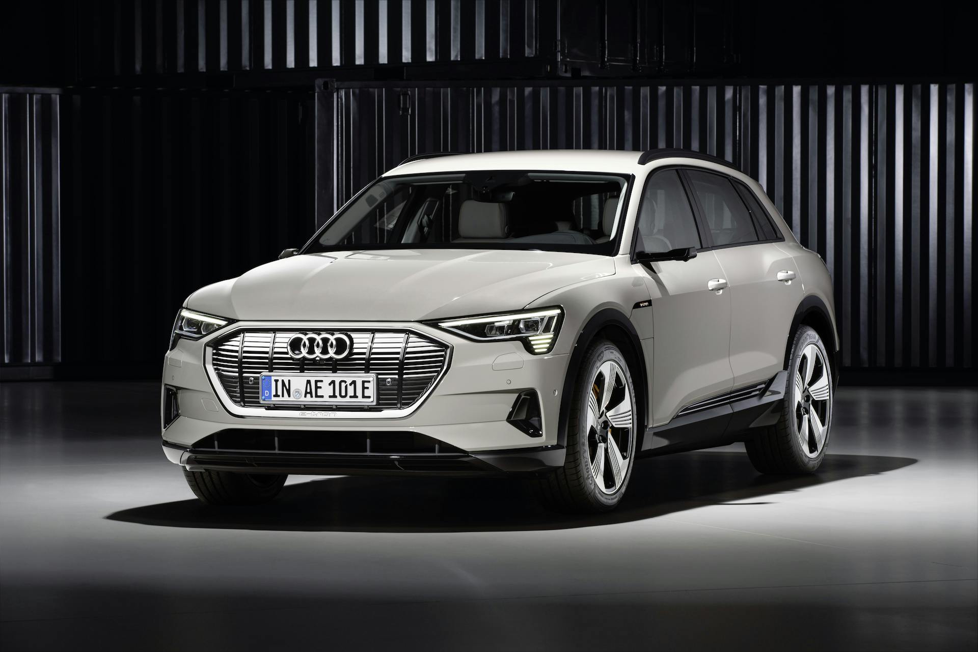 Audi e-tron bianca 3/4 anteriore