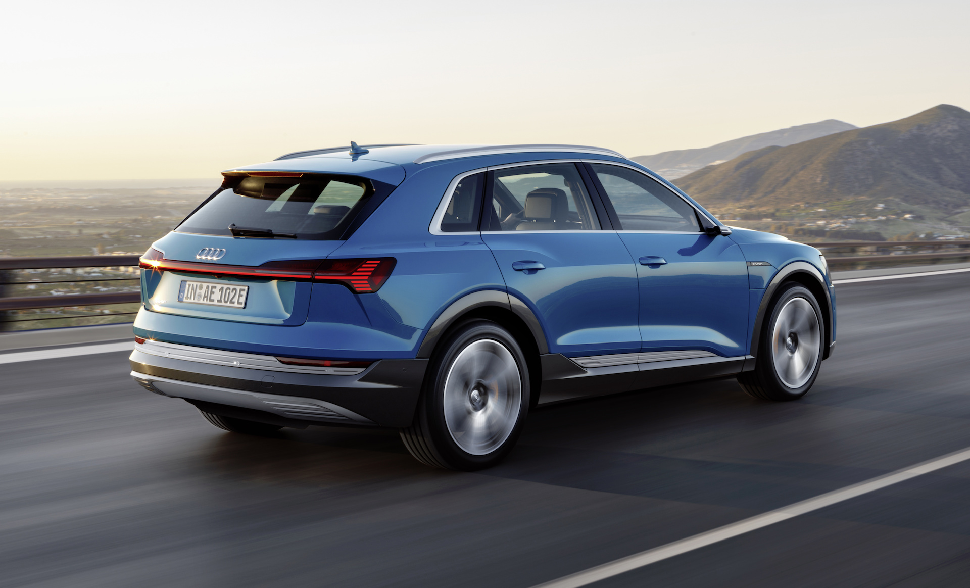 Audi e-tron blu montagne strada