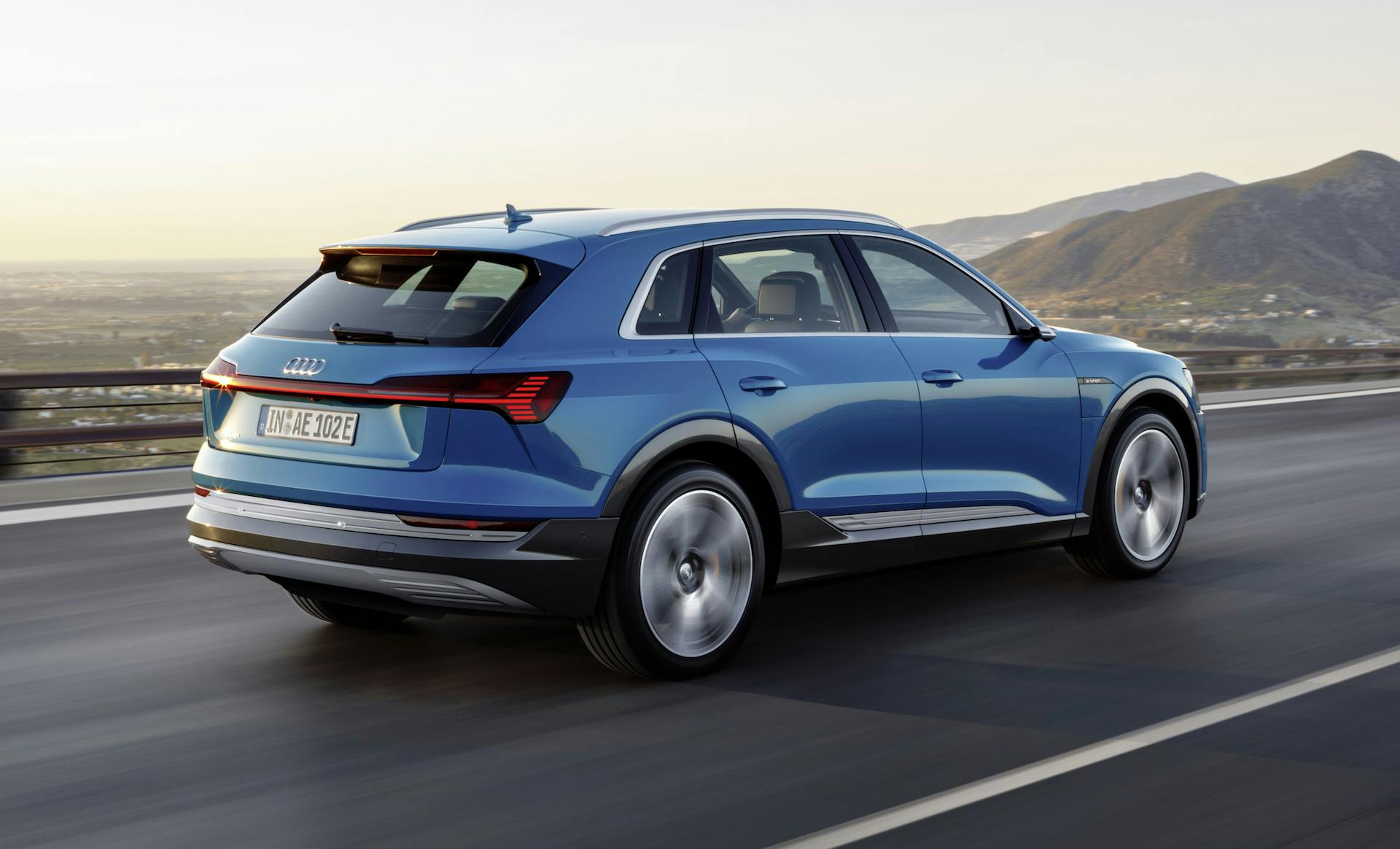 Audi e-tron blu montagne strada