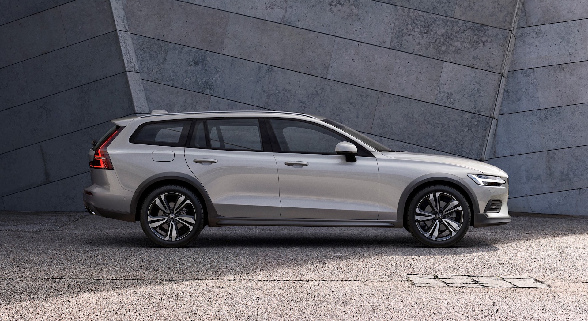 Nuova Volvo V60 Cross Country, l'avventura in famiglia