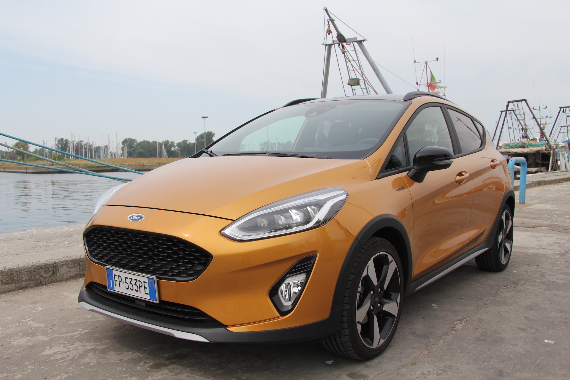Ford Fiesta Active color terra bruciata vista tre quarti