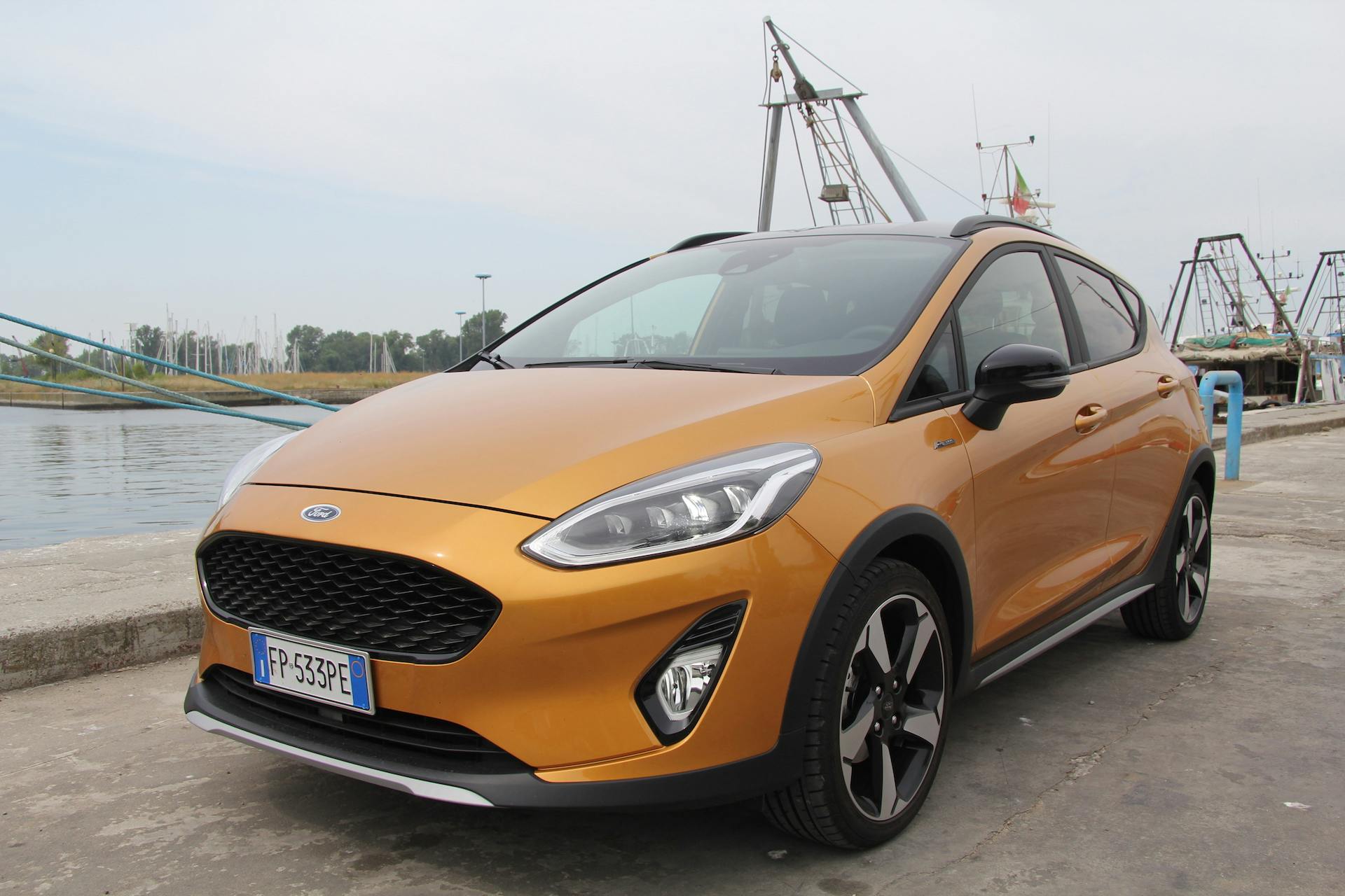 Ford Fiesta Active color terra bruciata vista tre quarti
