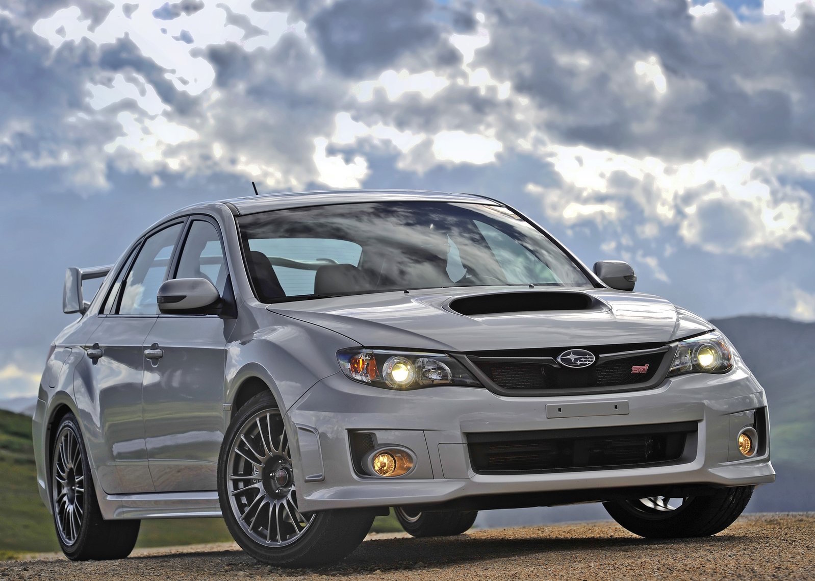 Subaru Impreza frontale statica su collina grigia