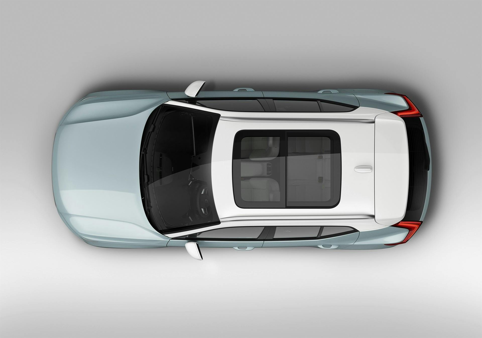 Volvo XC40 blu e nera milano movimento con tram