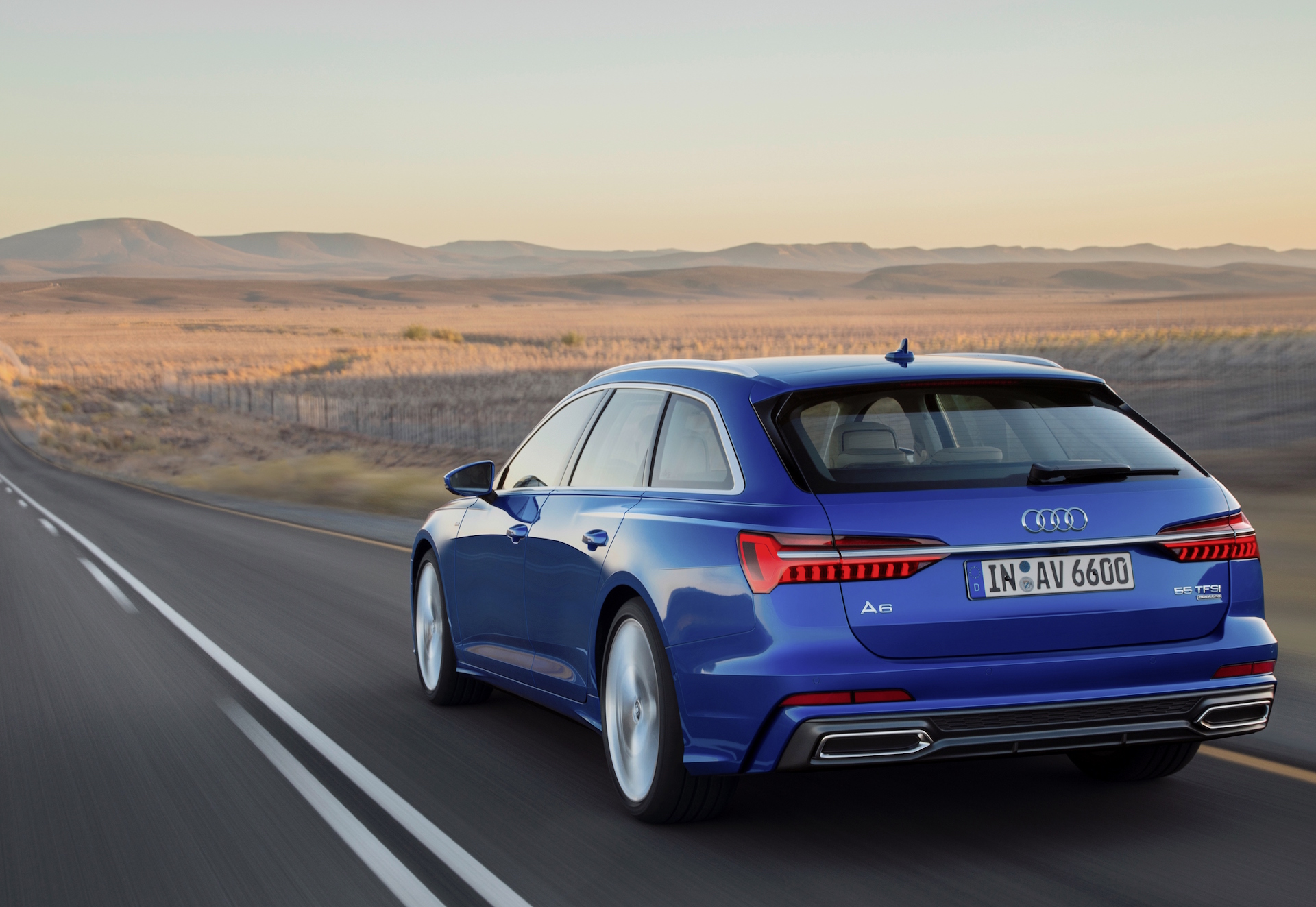 nuova audi a6 avant blu posteriore panorama