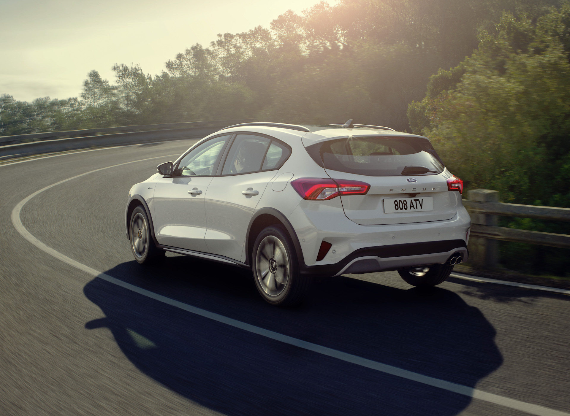nuova ford focus active bianca curva roccia