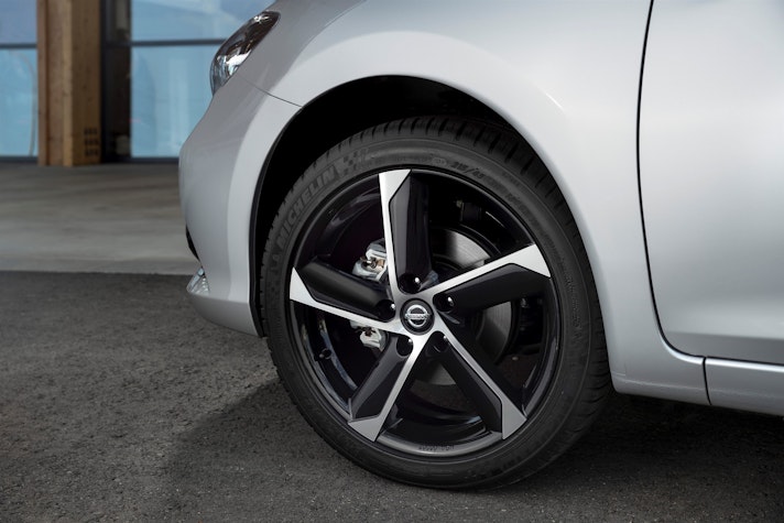 New Pulsar Black Edition (with 18-inch alloys)