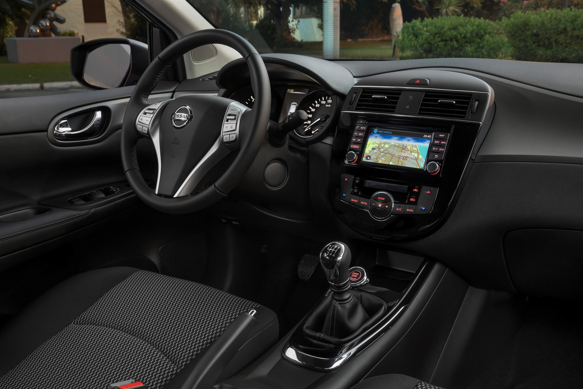 Nissan Pulsar Black Edition interni