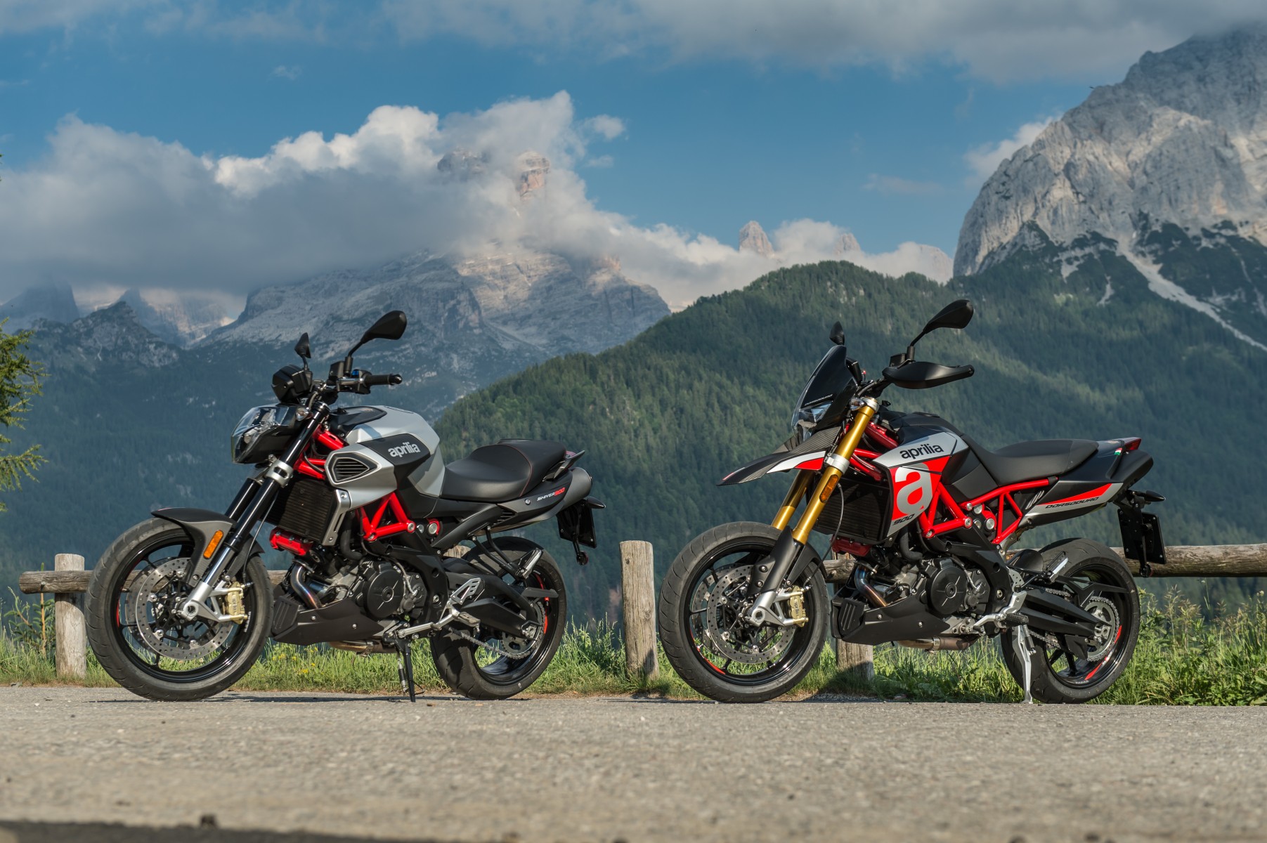 Aprilia Dorsoduro 900 e Shiver 900 statica panorama