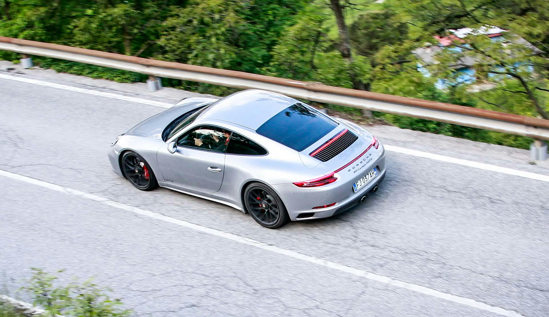 Porsche 911 GTS Grigia movimento dall'alto