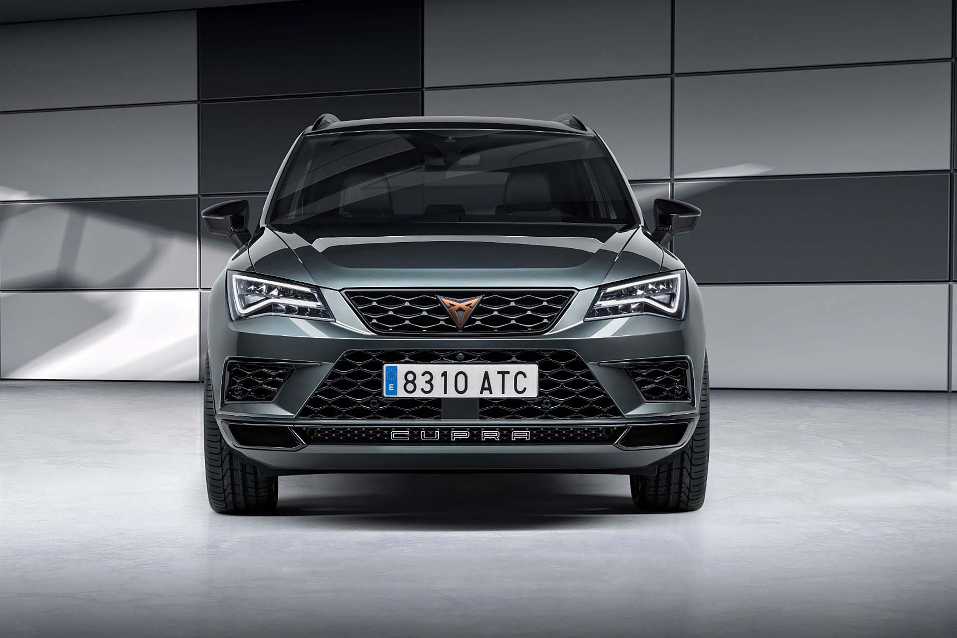 cupra ateca posteriore bianca statica città