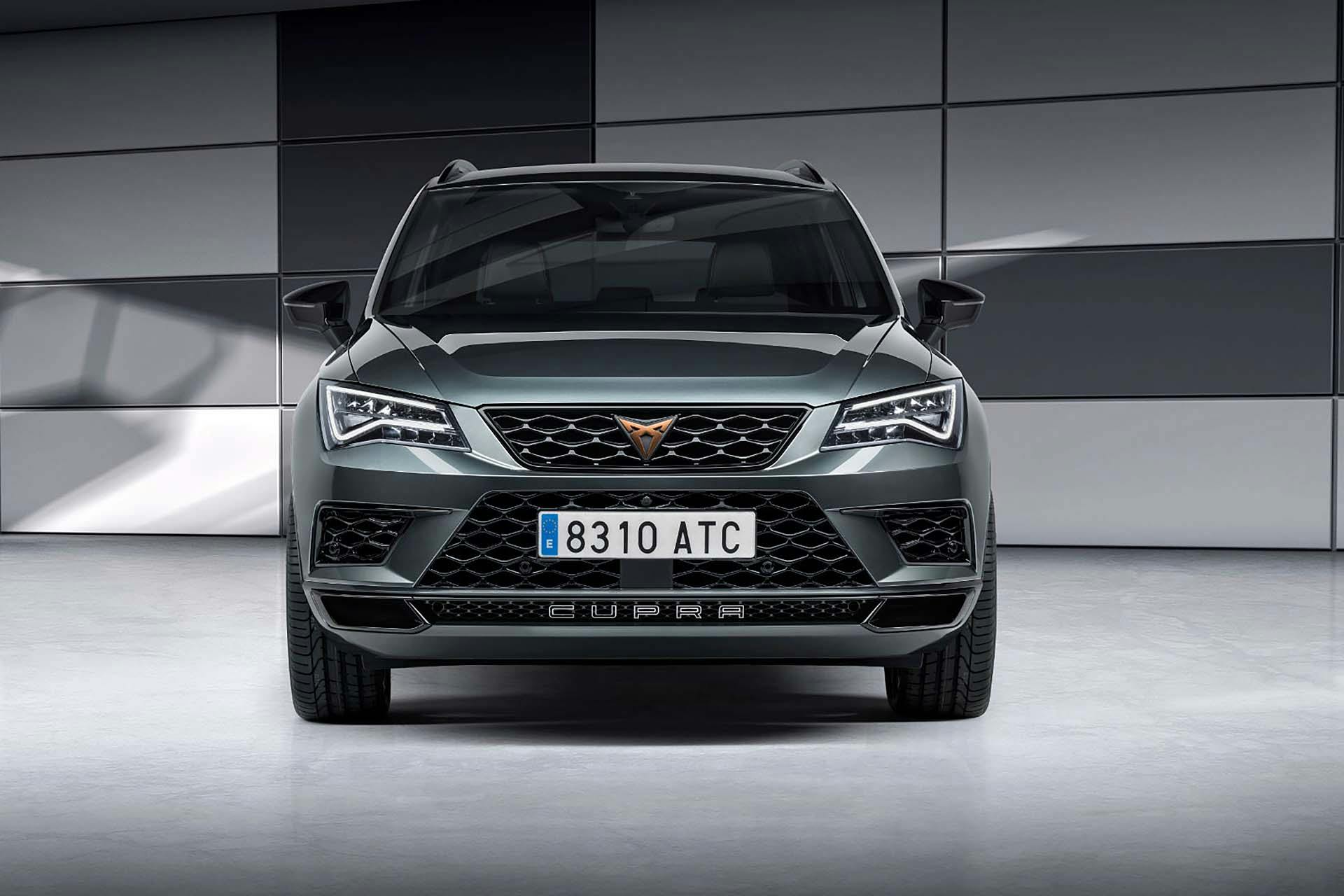 cupra ateca posteriore bianca statica città