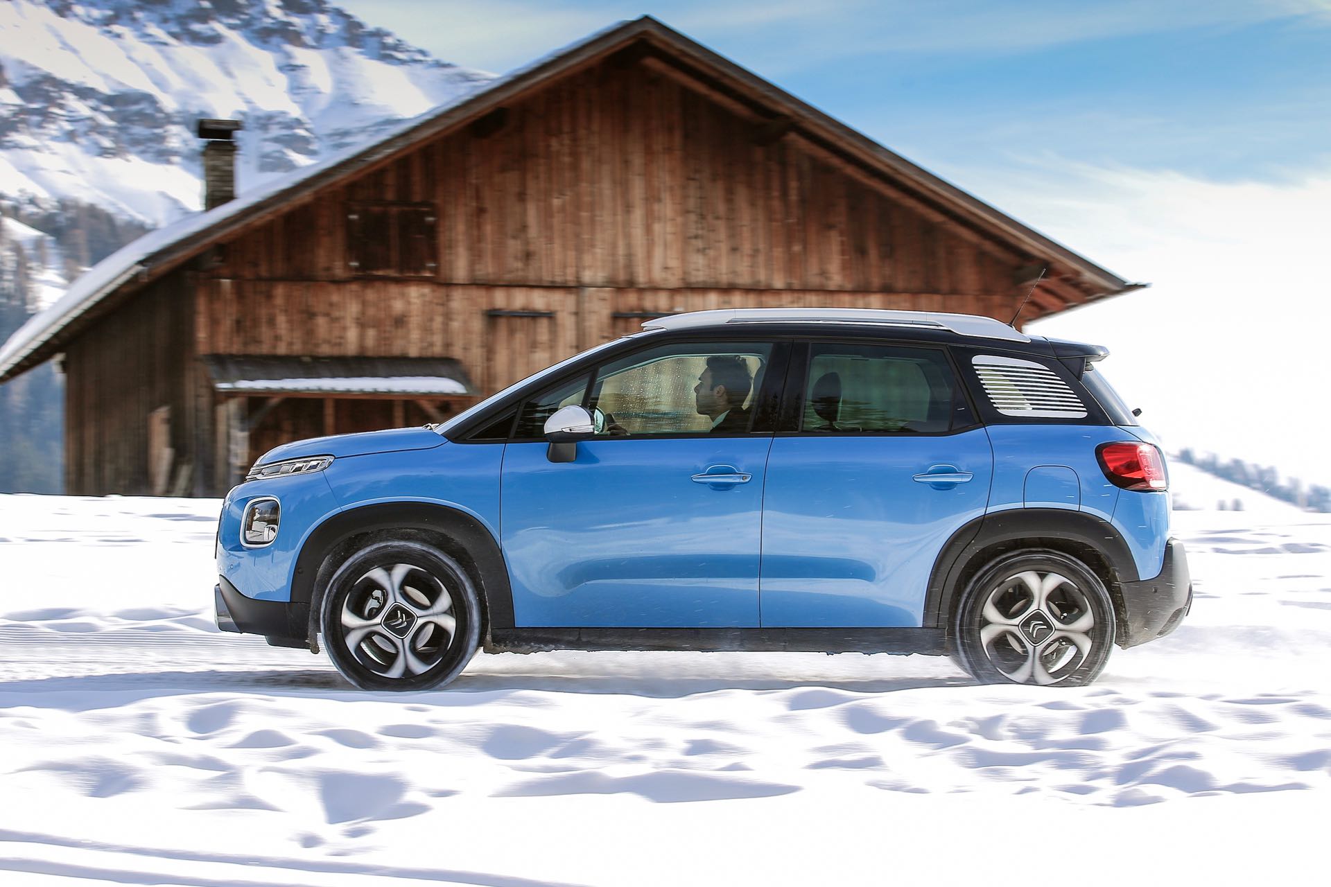 Citroen C3 Aircross laterale in movimento su strada innevata