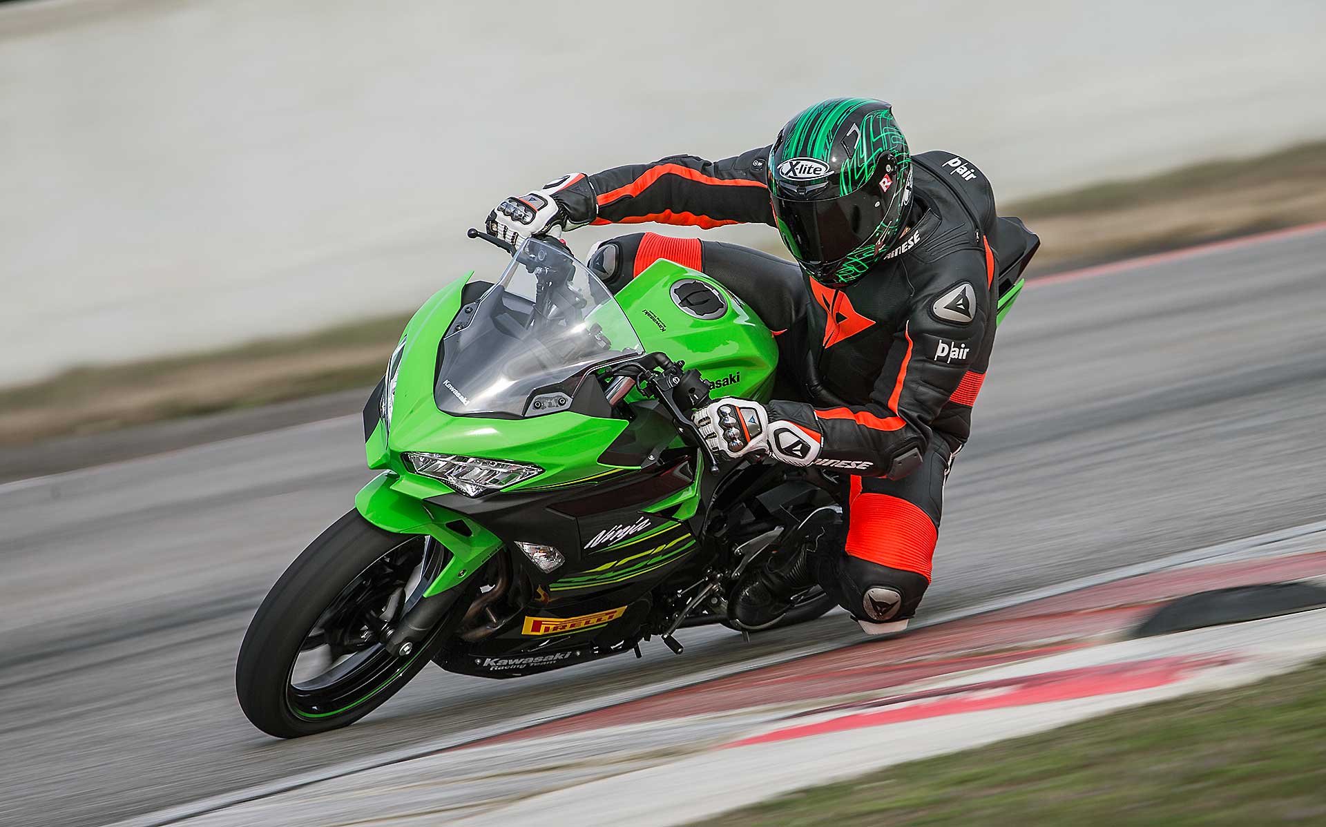 Kawasaki Ninja 400 in piega in pista moto per neopatentati A2