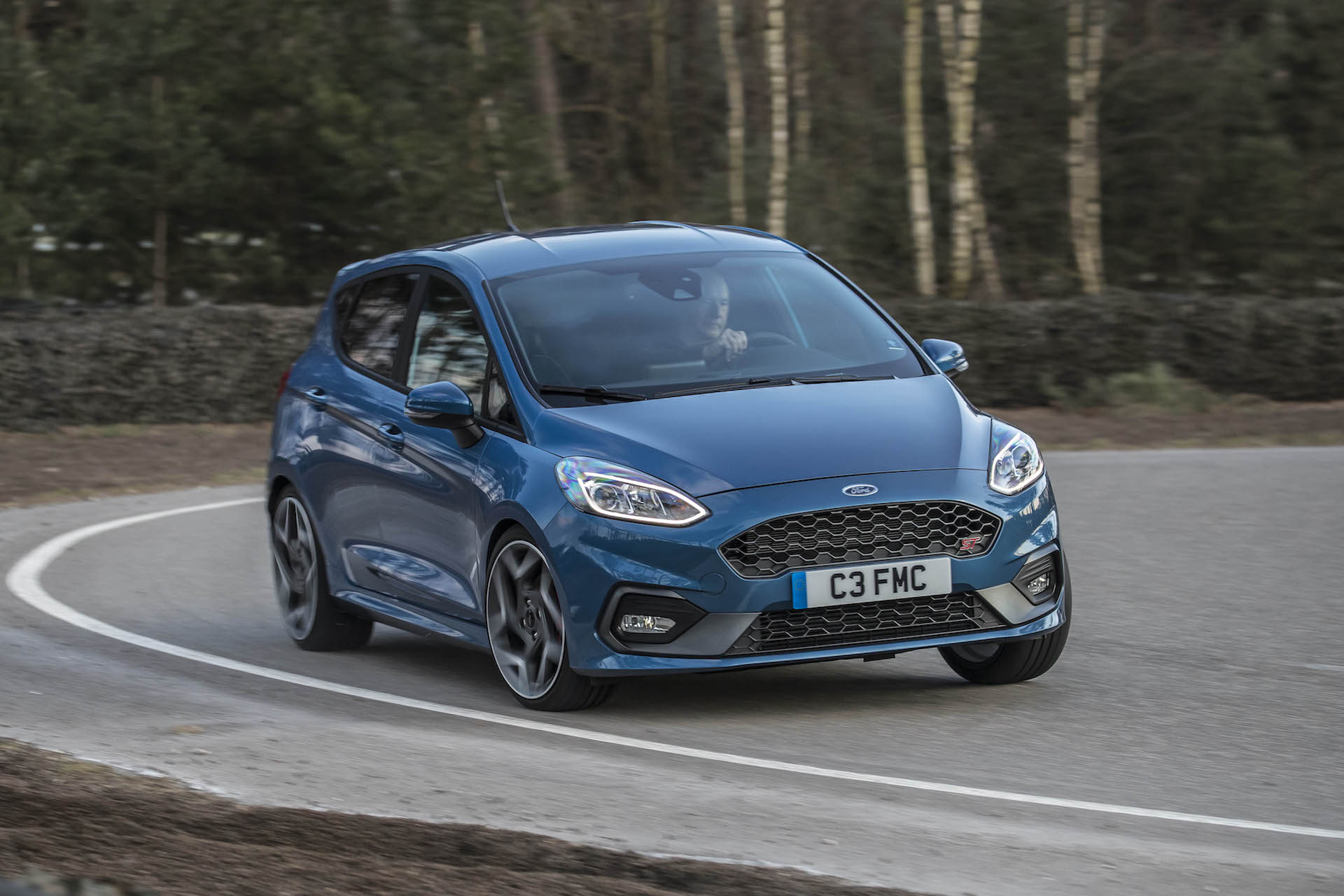 nuova ford fiesta st blu curva impegnata alberi