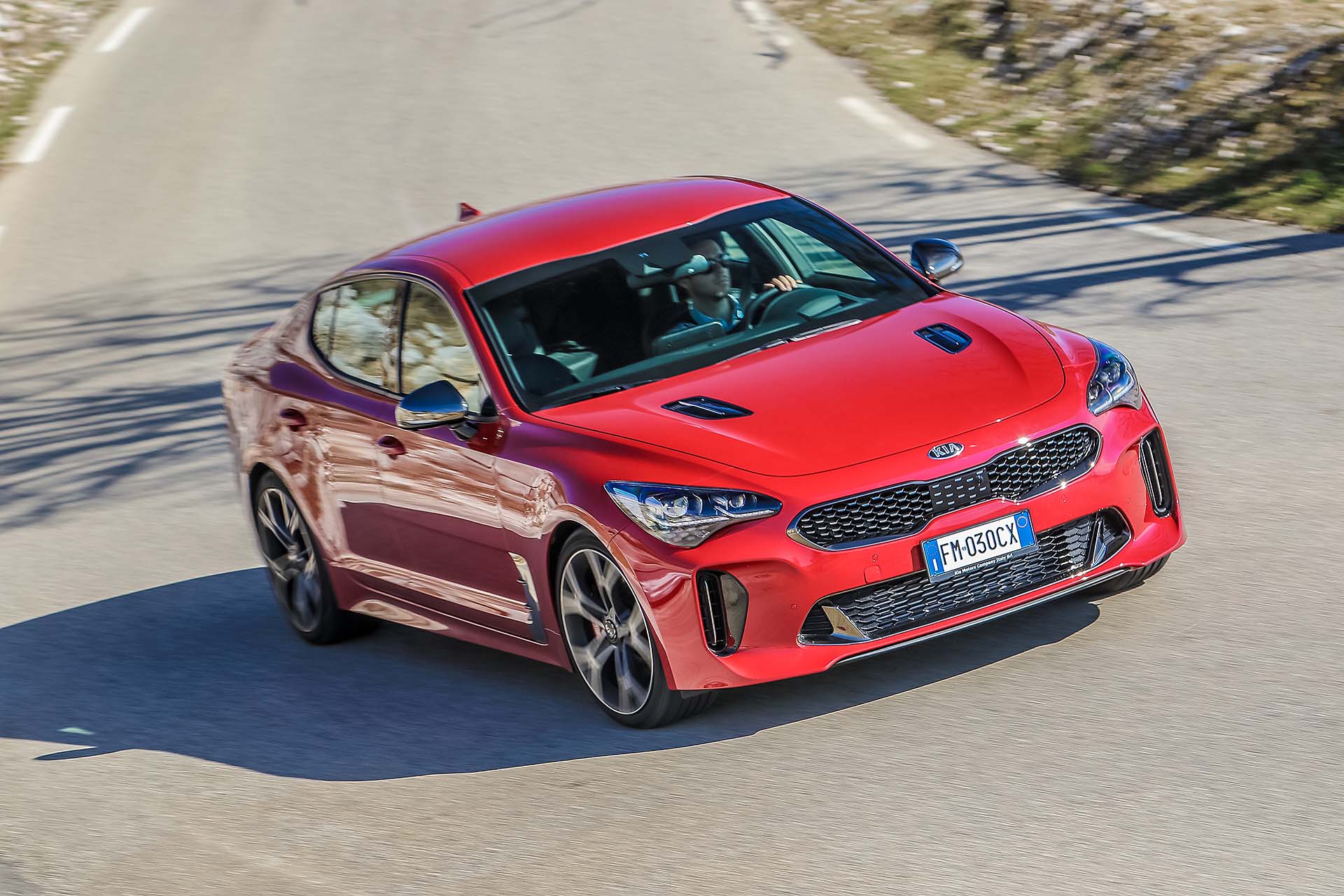 Kia Stinger - 3/4 anteriore in movimento