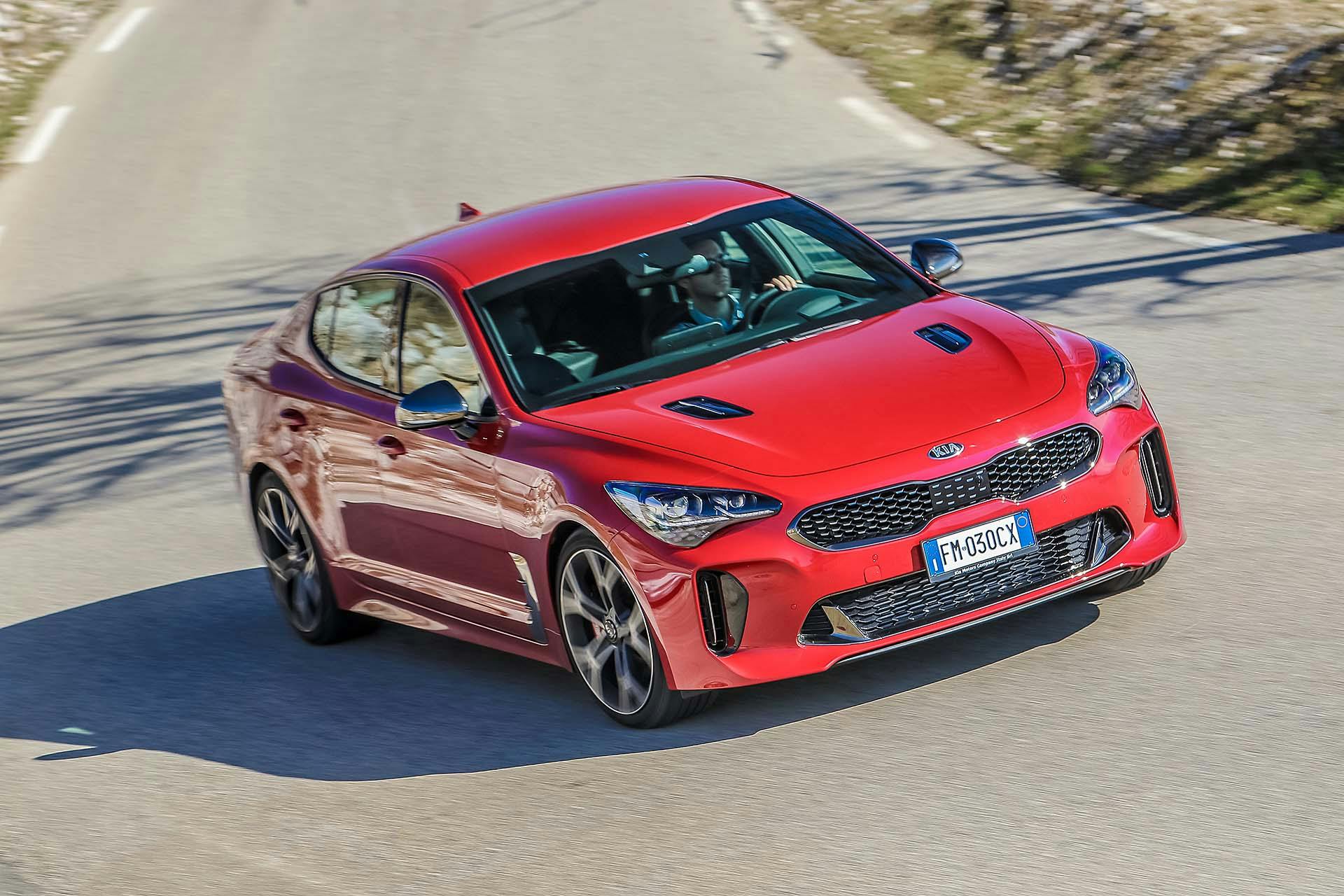 Kia Stinger - 3/4 anteriore in movimento
