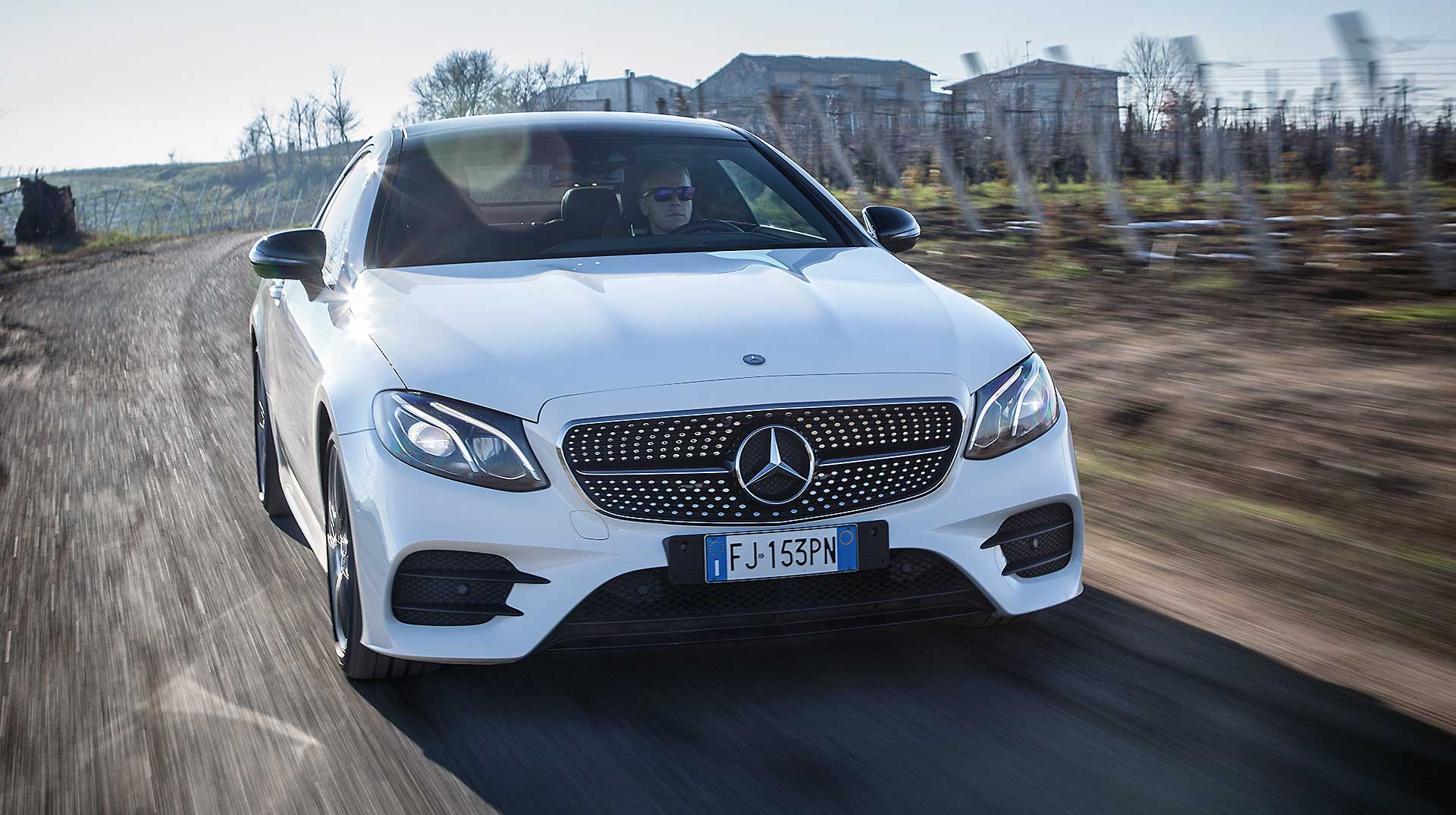 Mercedes E220 Coupe bianca movimento camera car