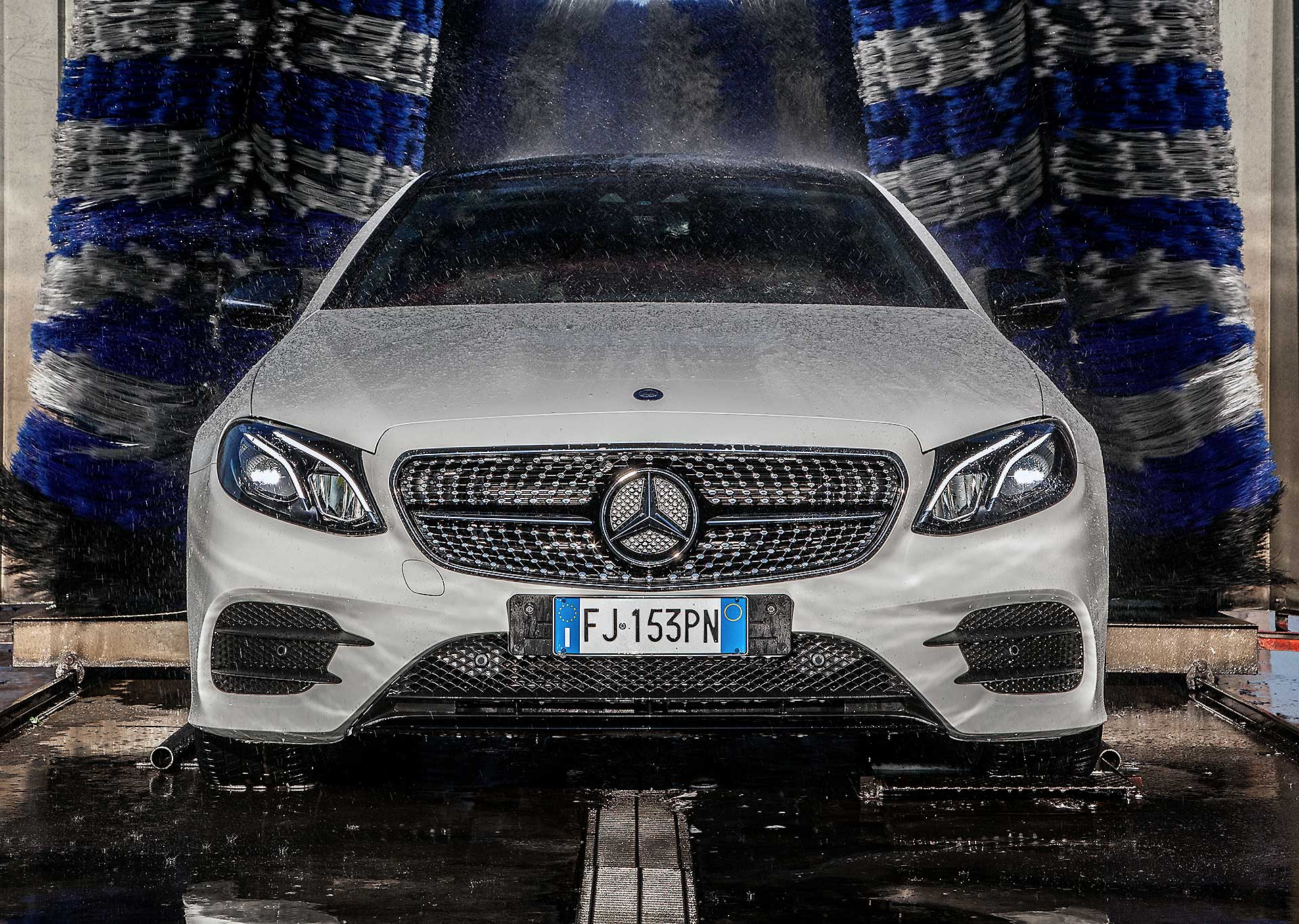 Mercedes E220 Coupe bianca autolavaggio