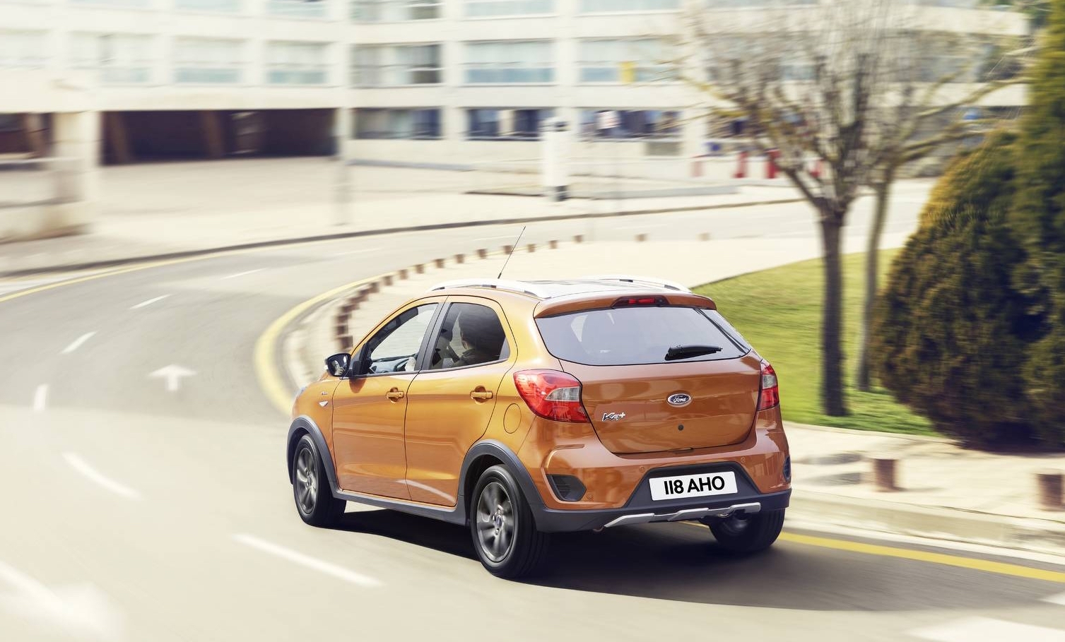 Ford Ka+ Active restyling posteriore curva città