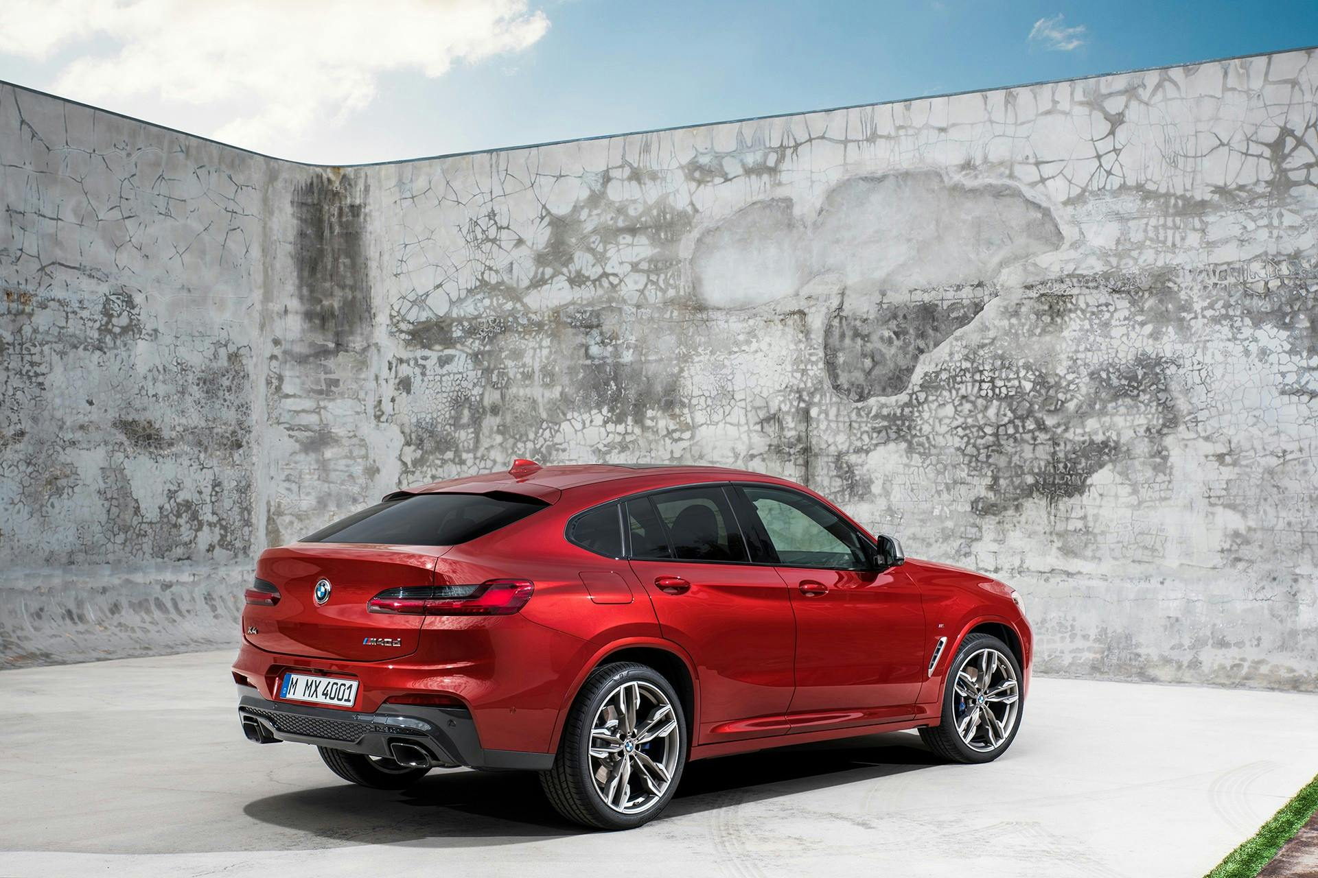 nuova bmw x4 posteriore muro città