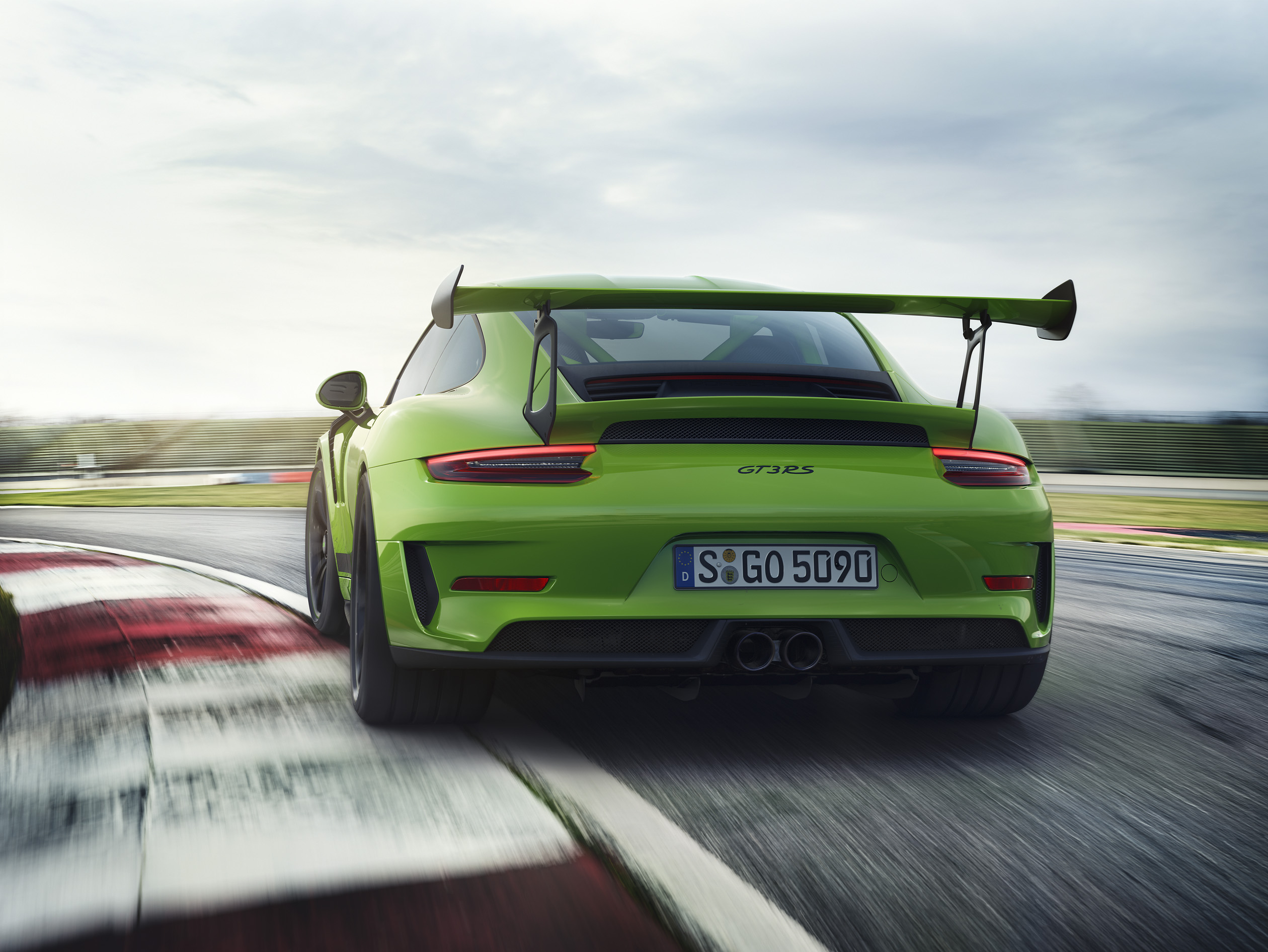 nuova porsche 911 gt3 rs verde coda pista cordolo