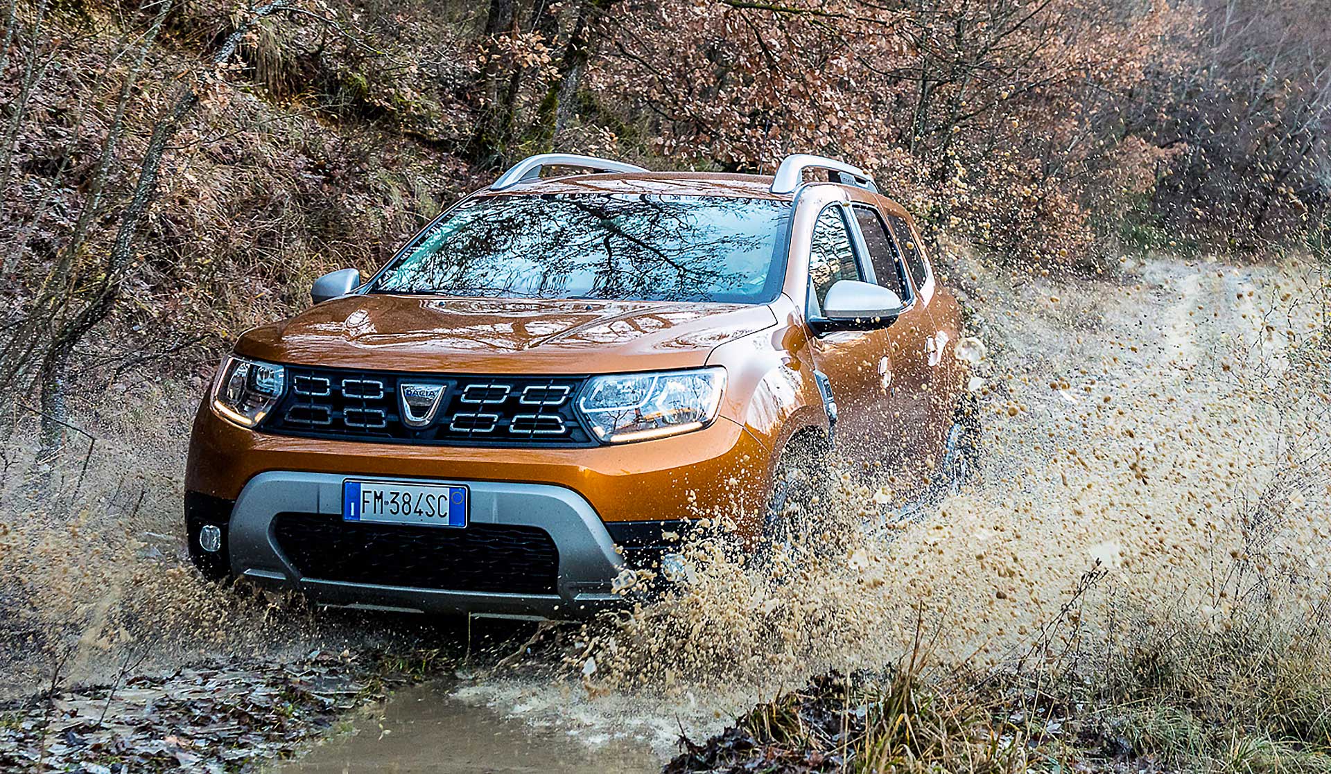 Dacia Duster 2018 gialla fuoristrada con pozzanghera