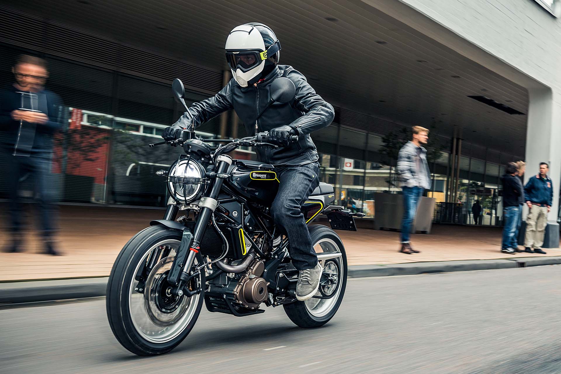 Husqvarna Vitpilen 401 nera moto per neopatentati A2