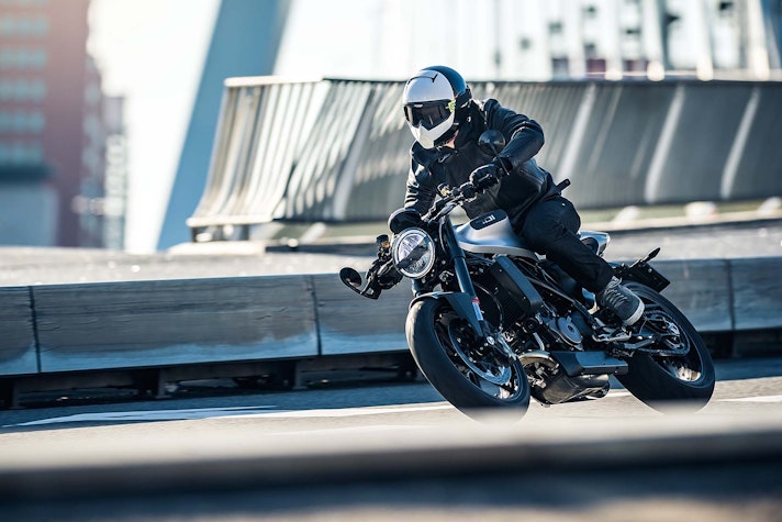 HusqvarnaVitpilenESvartpilen7012018-001