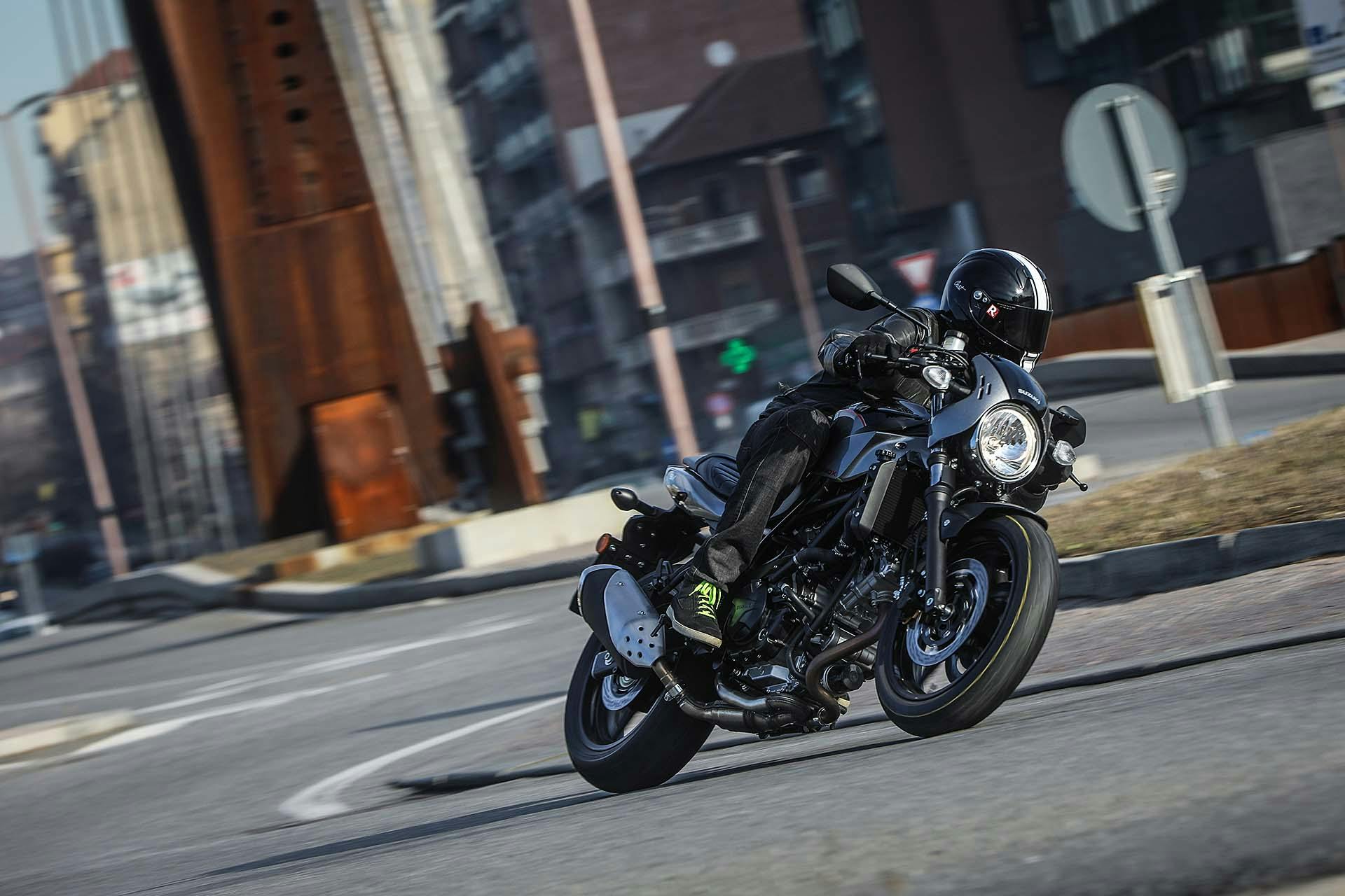 Suzuki SV 650 X - in rotonda