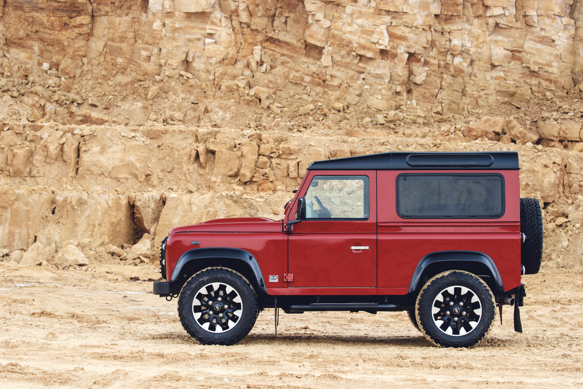 Land Rover Defender V8 statica rossa cava