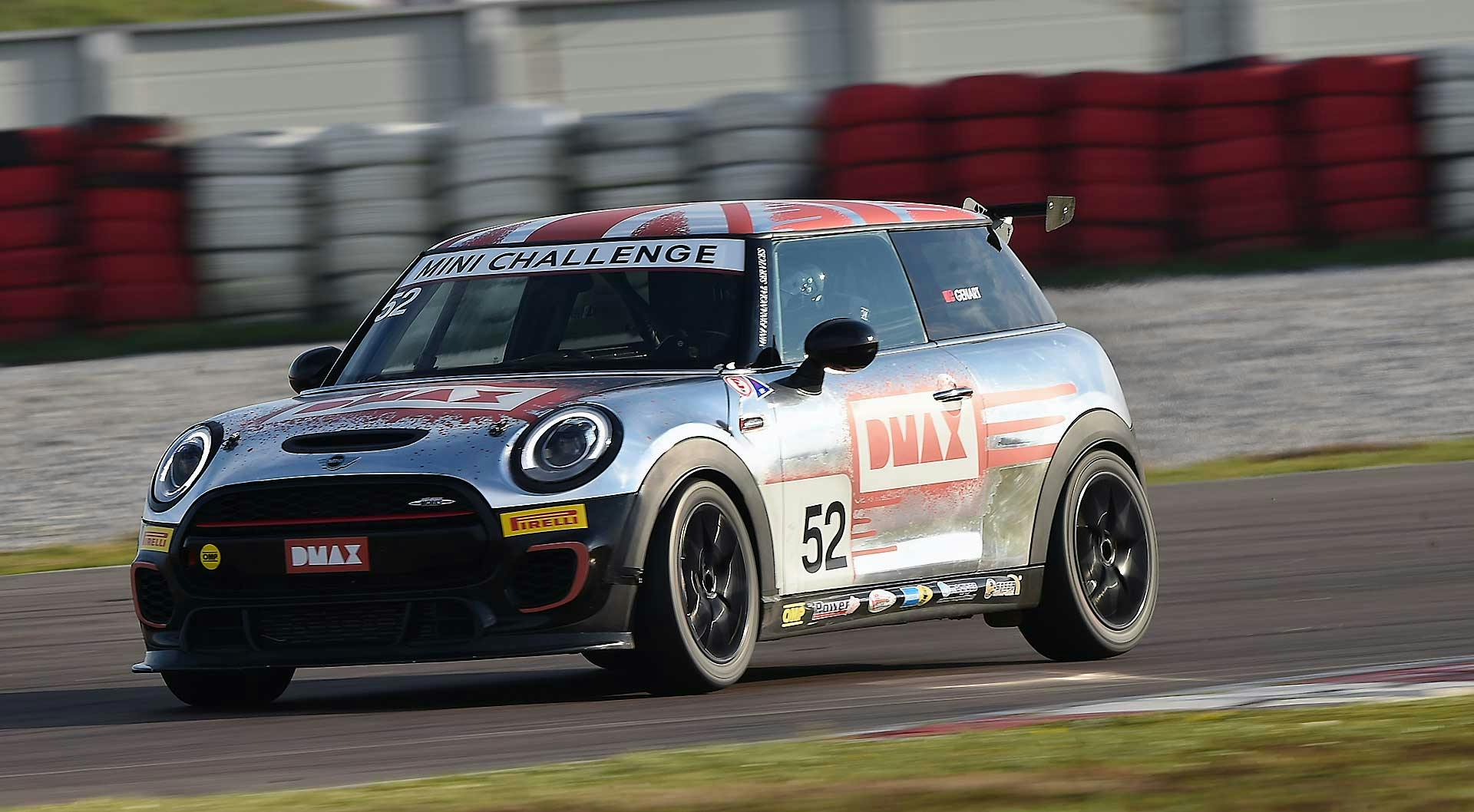 Mini JCW Challenge 2018 movimento auto grigia pista
