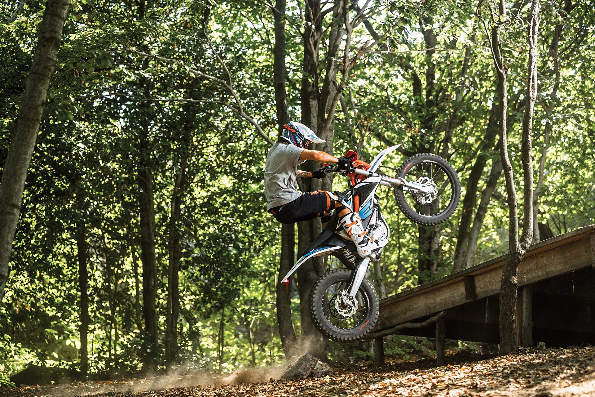 KTM Freeride E-XC - salto