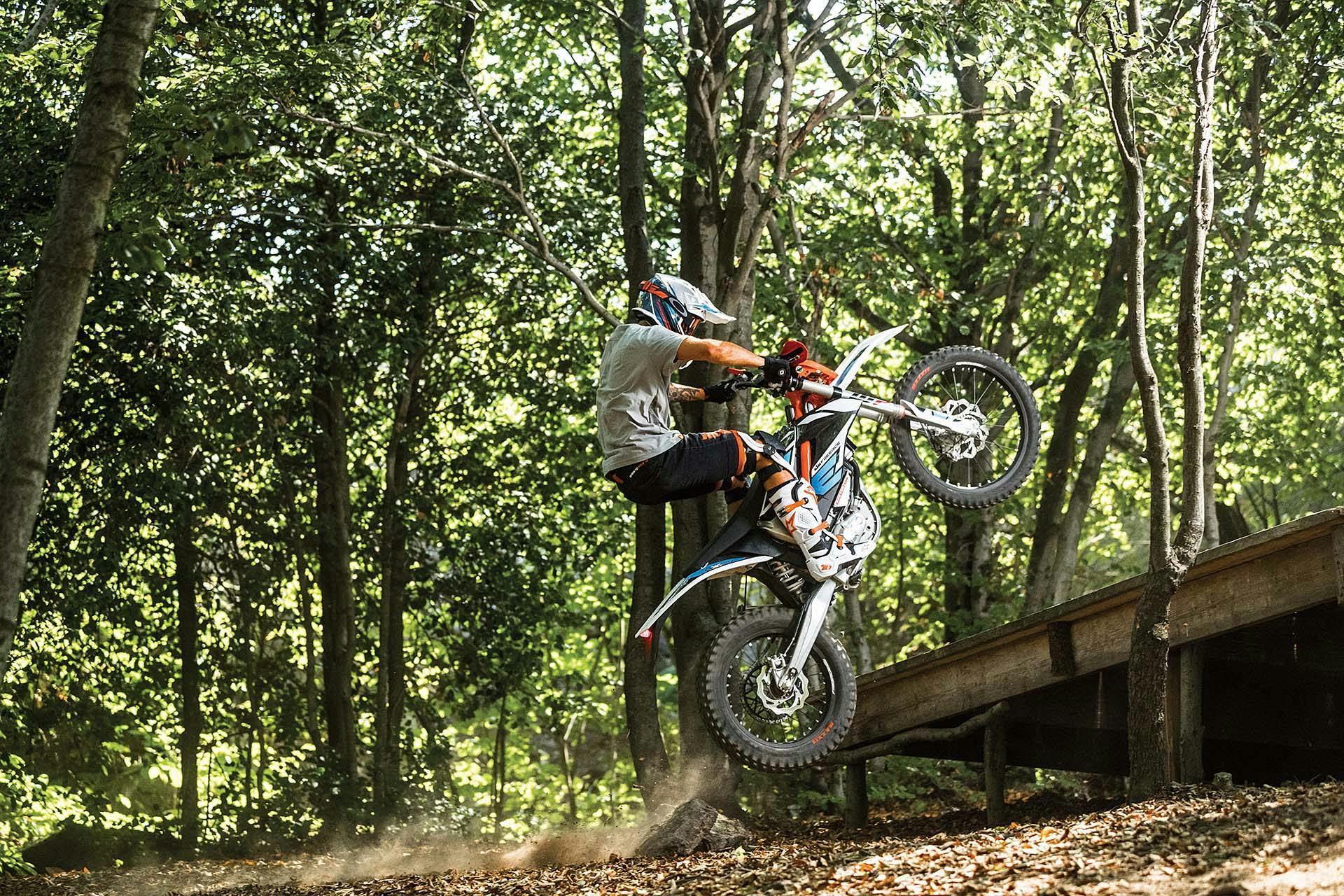 KTM Freeride E-XC - salto