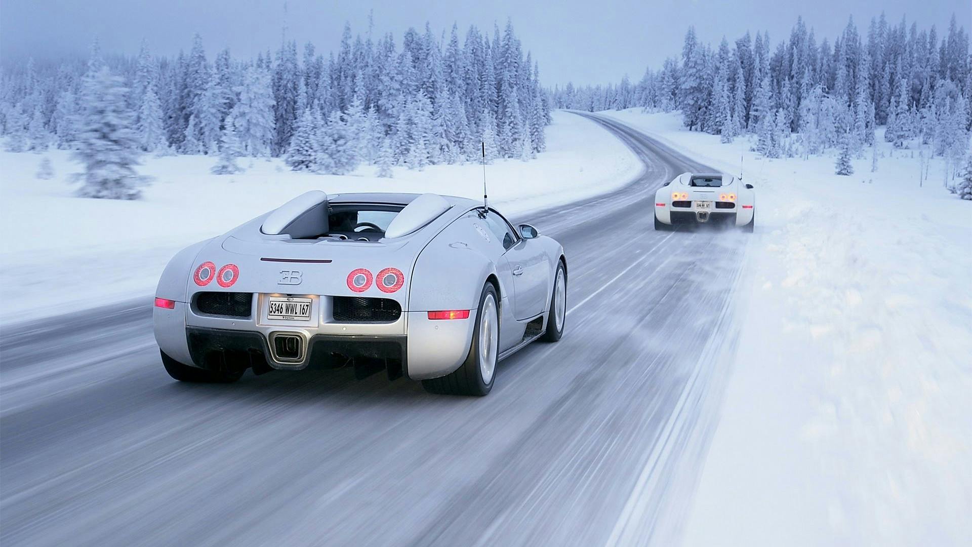 Pneumatico auto su pista da sci per guida sulla neve