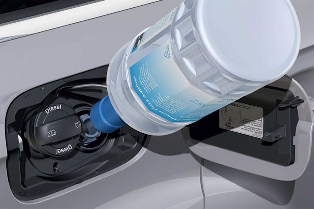 rifornimento con bottiglia di adblue
