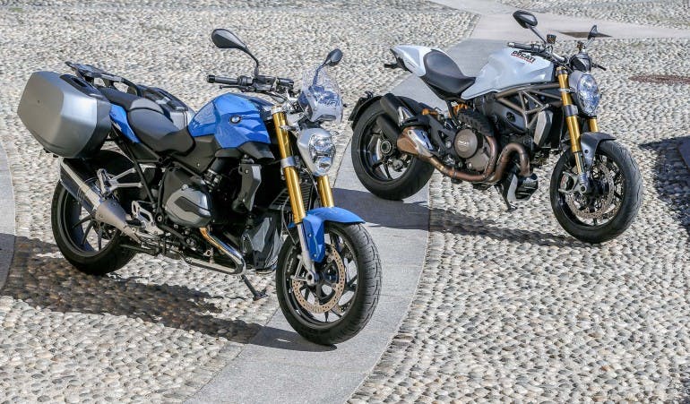 Duel-BMW-R1200R-Ducati-Monster-1200S-001