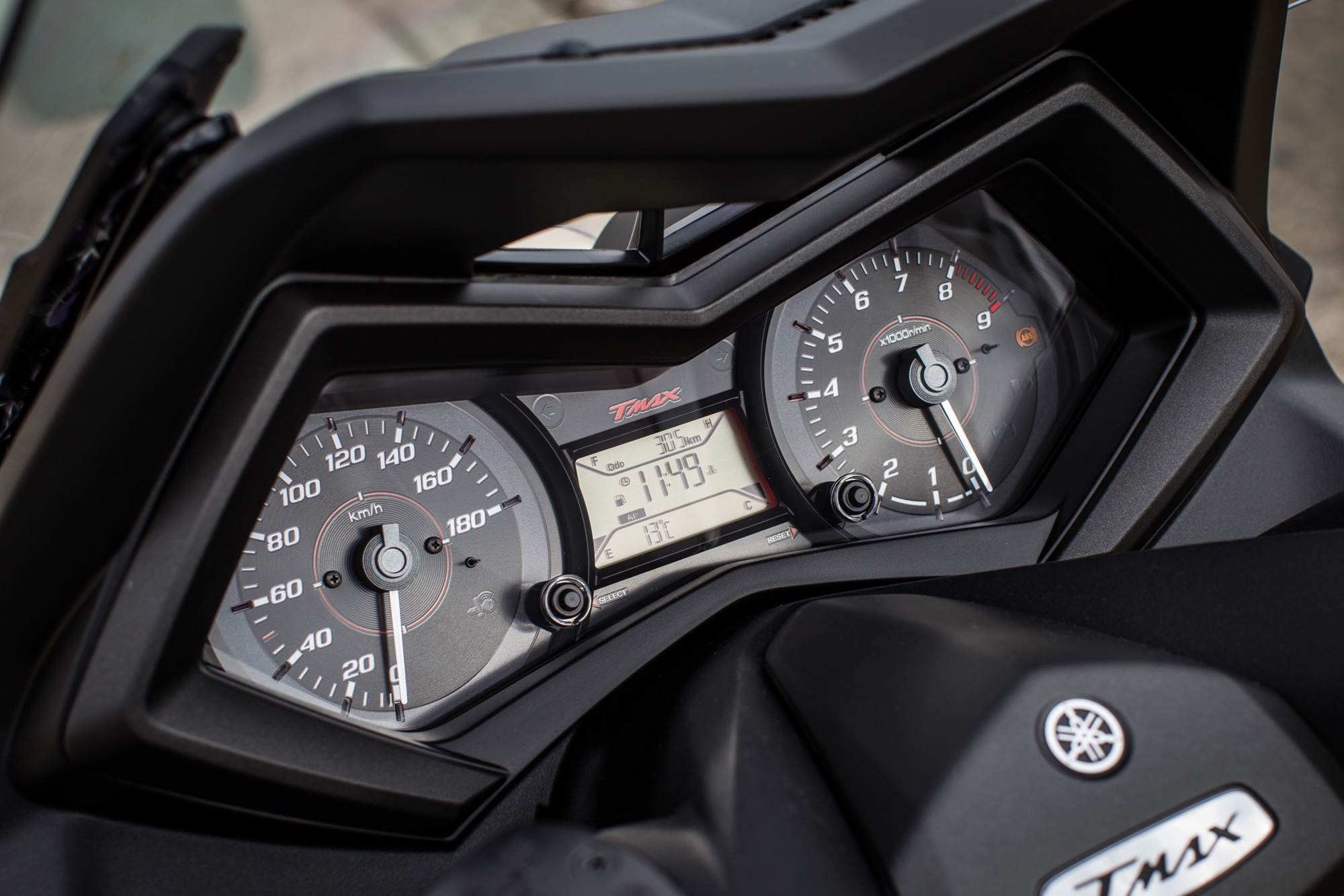 La strumentazione è stata ridisegnata; ora ha la retroilluminazione rossa.