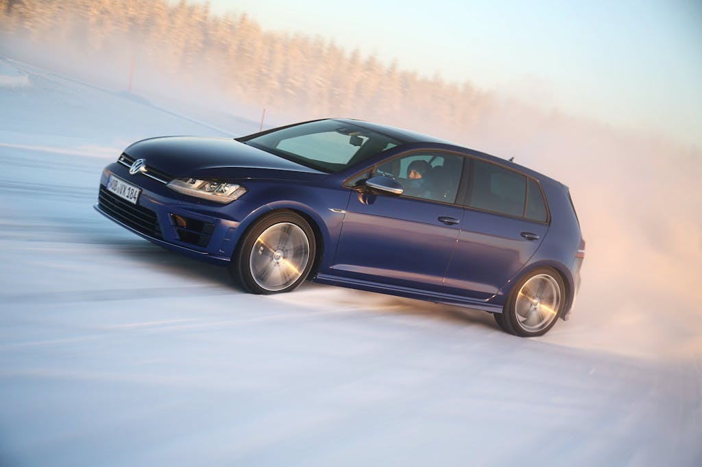 Guidare sulla neve Volkswagen Golf in derapata