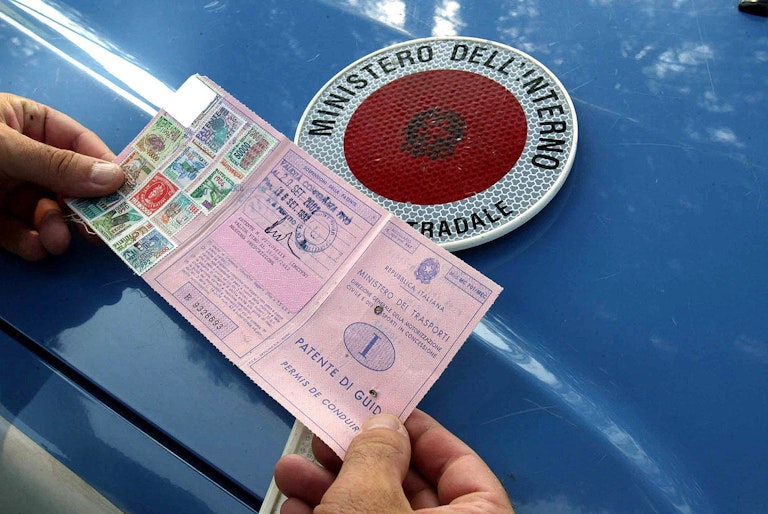 patente auto e paletta Polizia