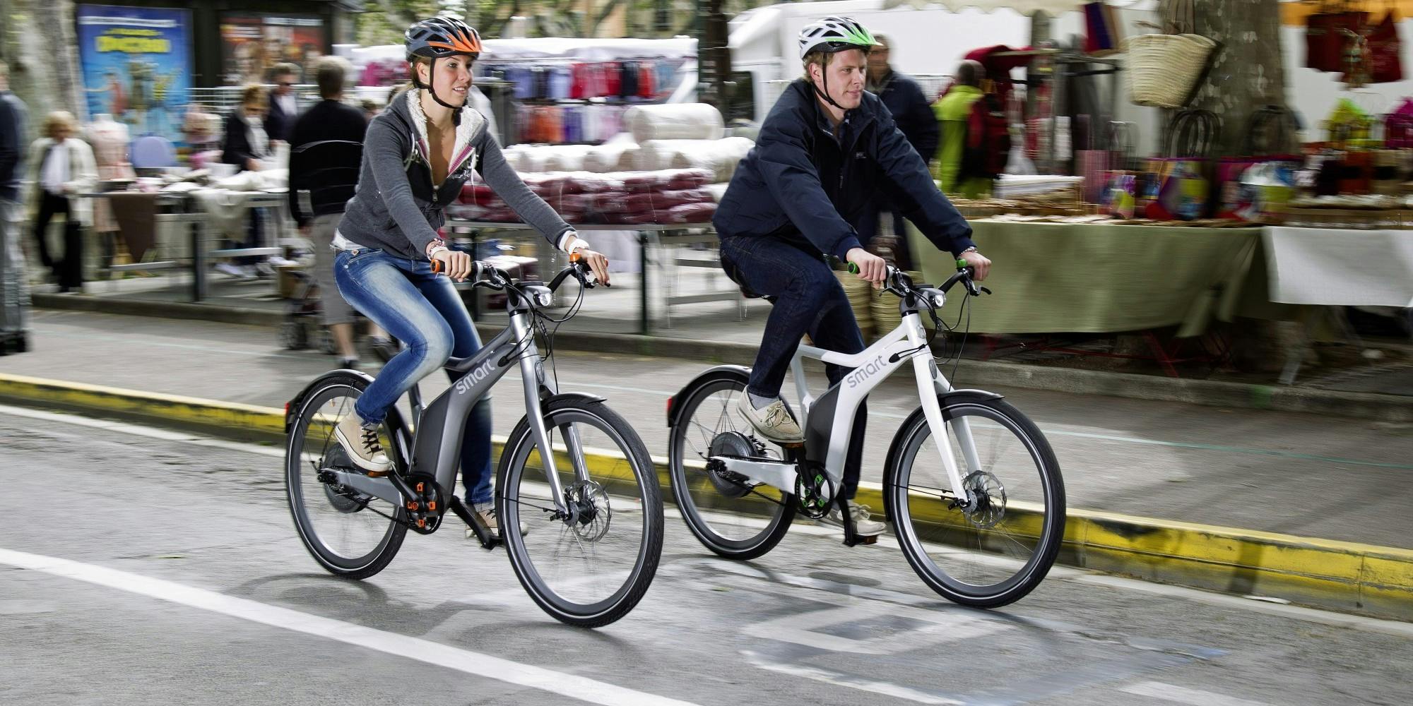 due bici elettriche smart in azione in contesto cittadino