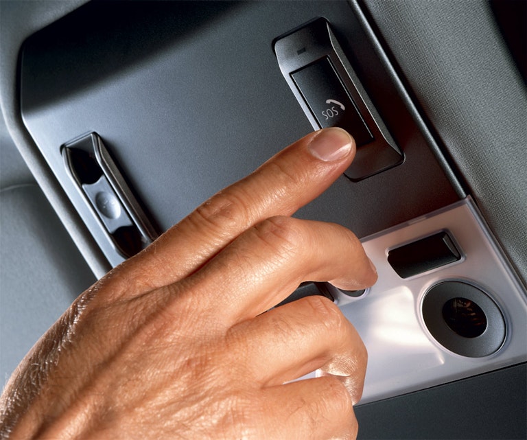 mano che attiva l'eCall